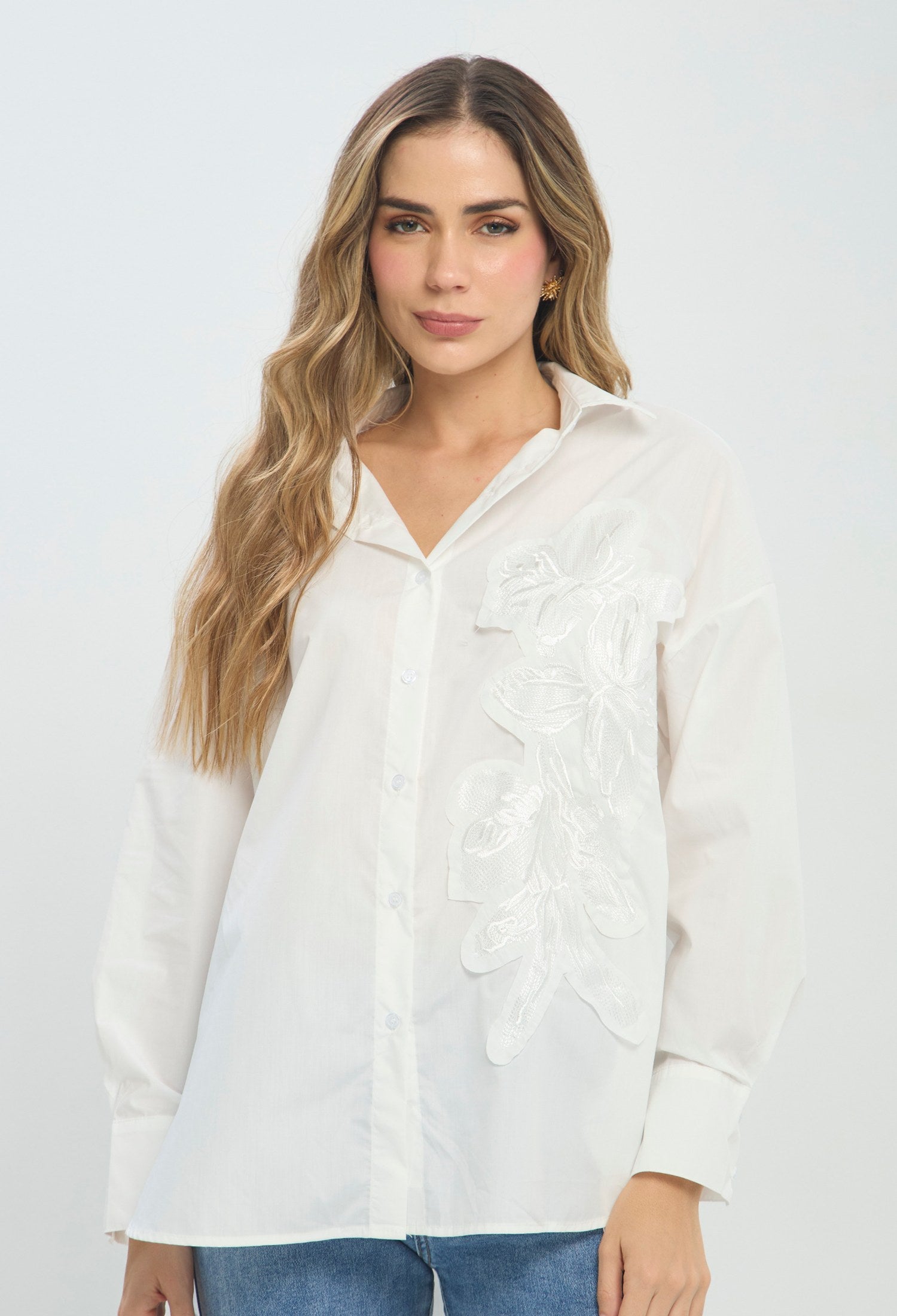 Camisa Aplique Floral Larga blanco BYBLA Colombia