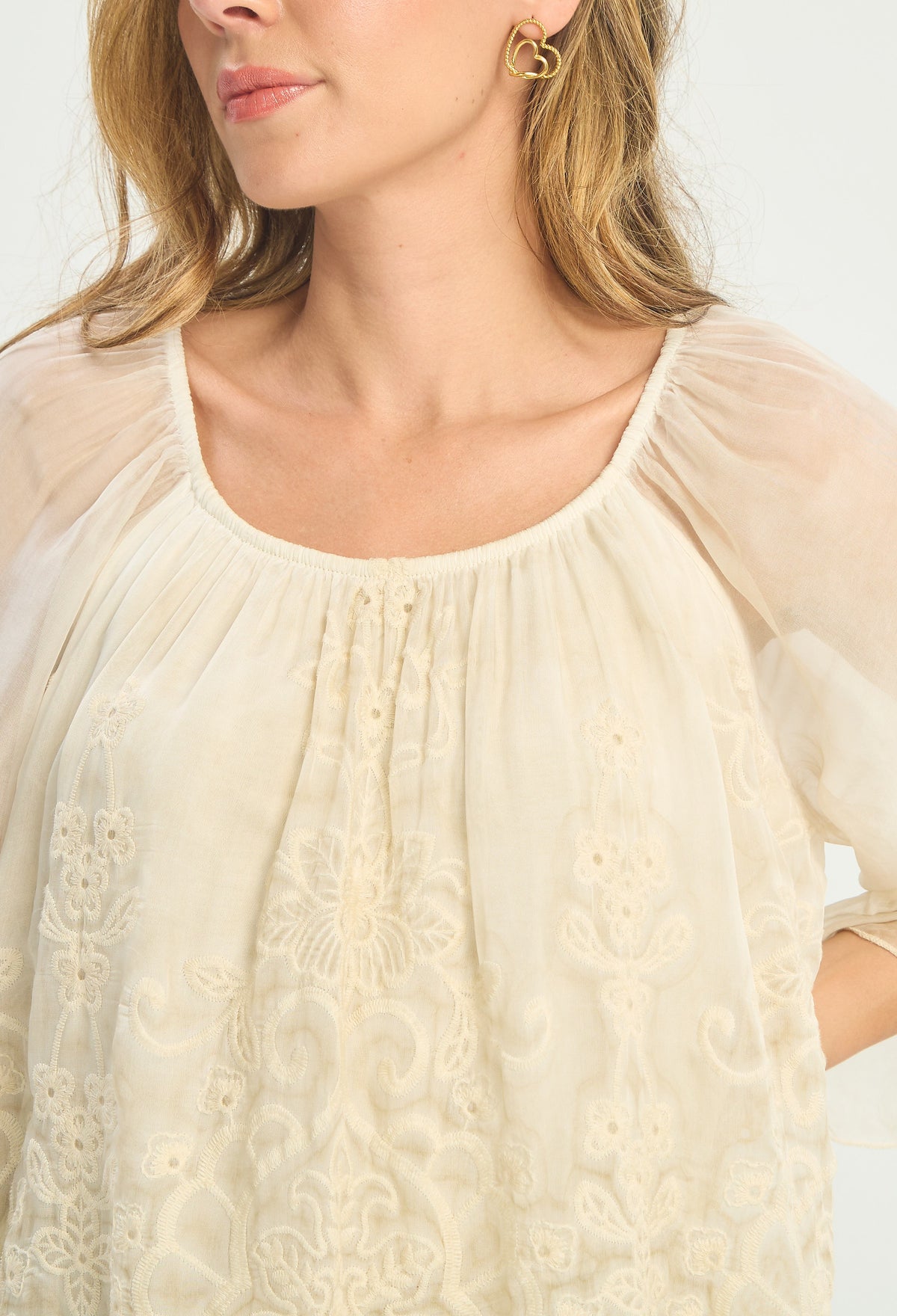 Blusa Seda Bordada Beige BYBLA - vista 5