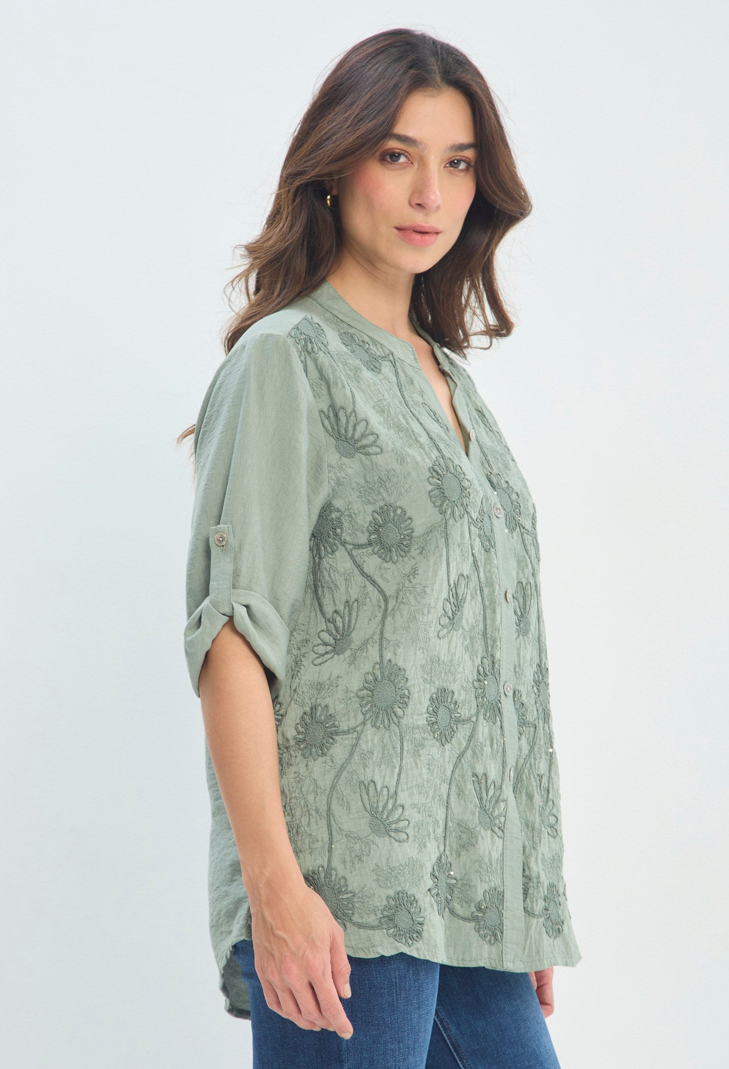 Blusa Bordada Margaritas verde salvia BYBLA - vista 2