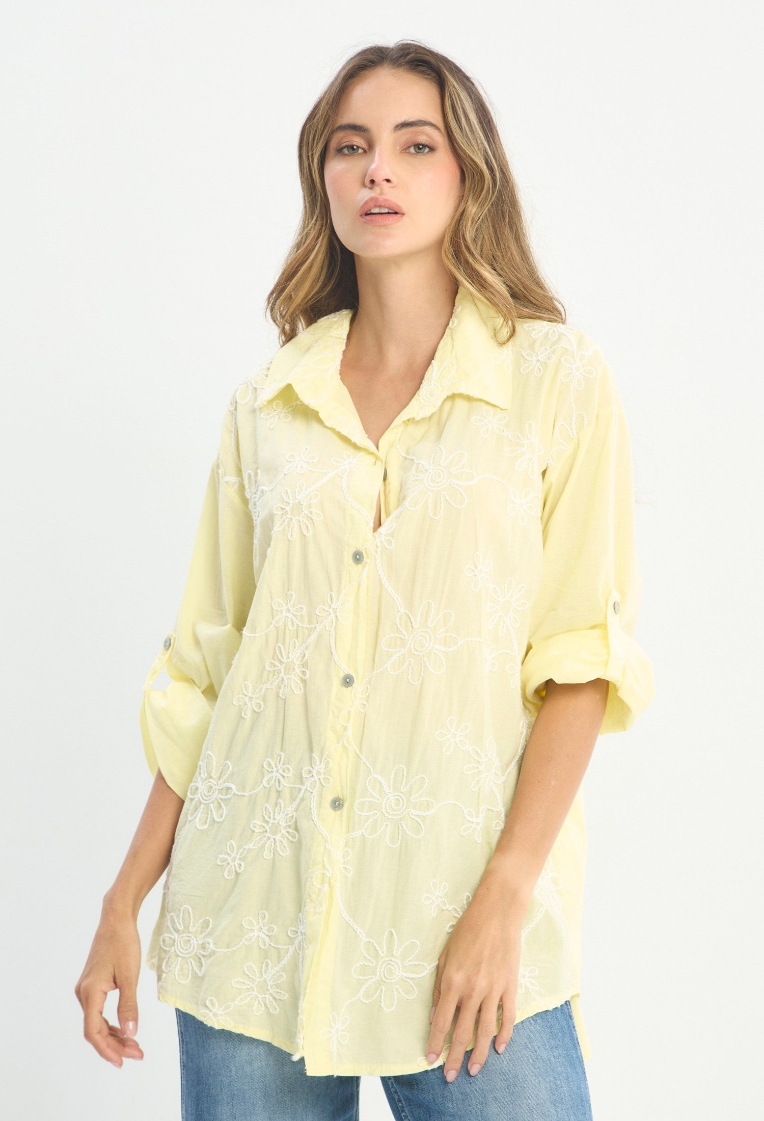 Mujer luciendo blusa amarillo BYBLA - Bordado Floral