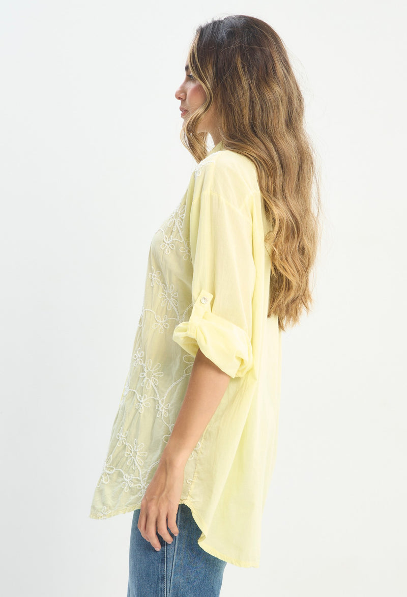 Mujer luciendo blusa amarillo BYBLA - Bordado Floral - vista 2