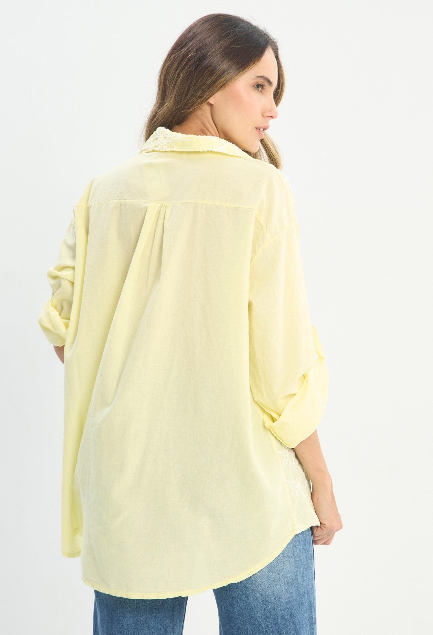 Mujer luciendo blusa amarillo BYBLA - Bordado Floral - vista 3