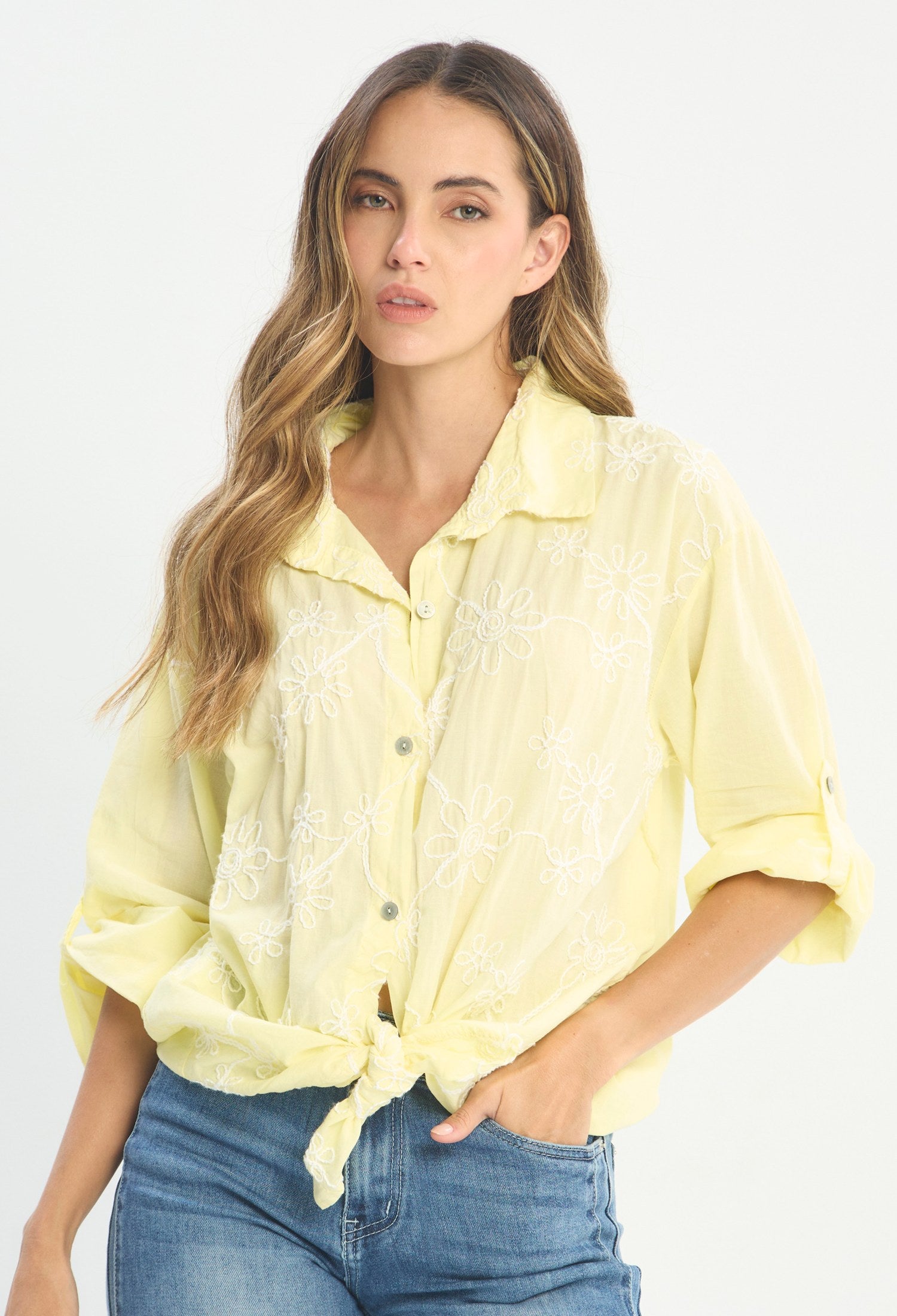 Mujer luciendo blusa amarillo BYBLA - Bordado Floral - vista 4