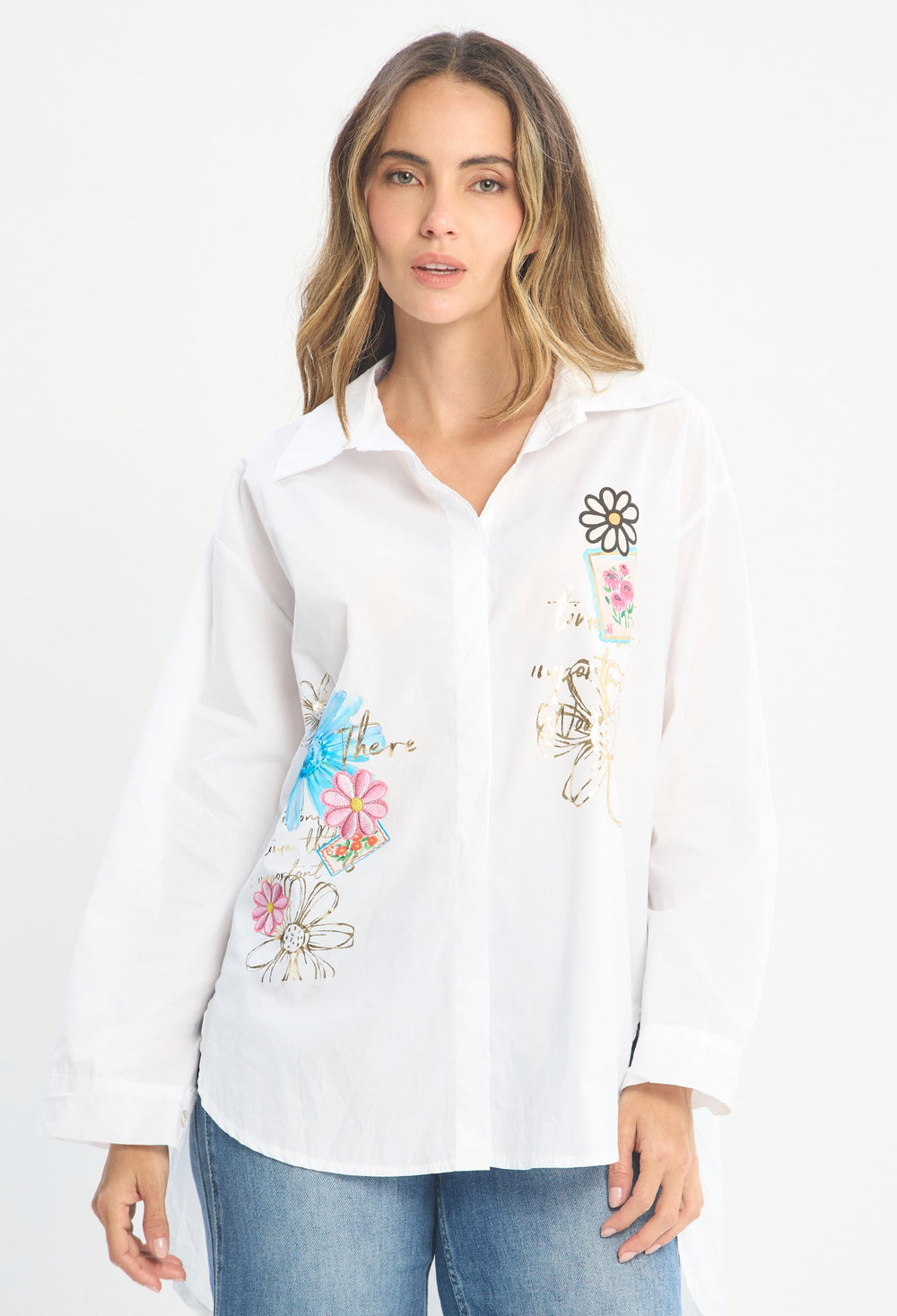 Mujer luciendo blusa blanco BYBLA - Bordado Floral