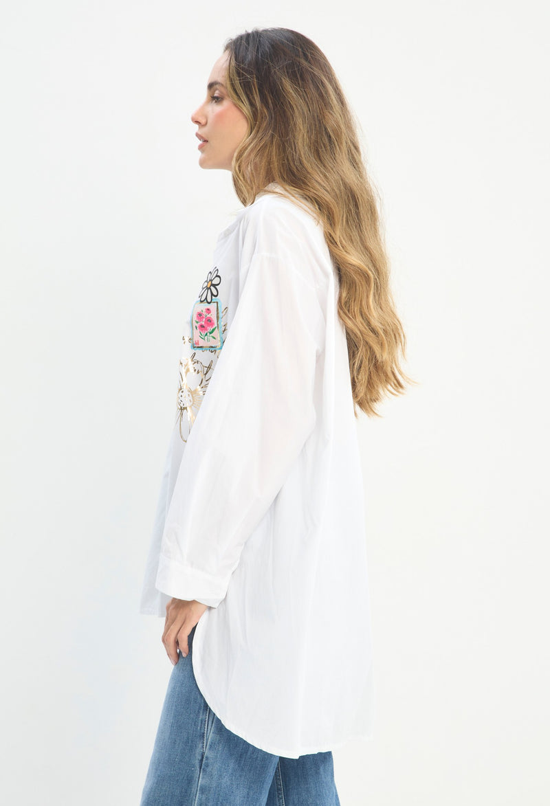 Mujer luciendo blusa blanco BYBLA - Bordado Floral - vista 2