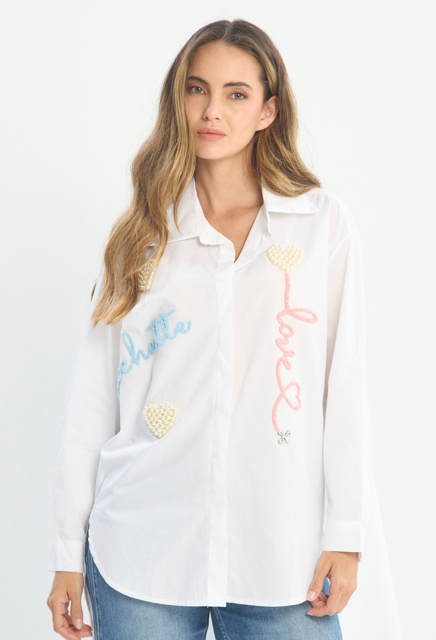 Mujer luciendo blusa blanco BYBLA - Bordado Letras