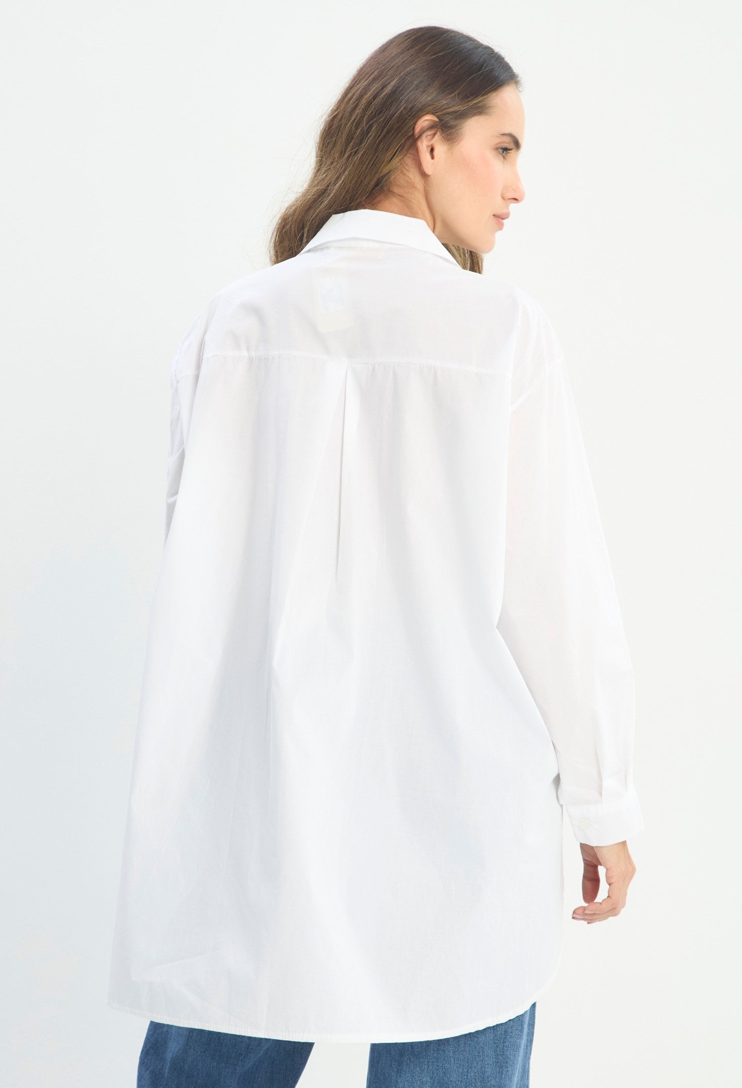 Mujer luciendo blusa blanco BYBLA - Bordado Letras - vista 3