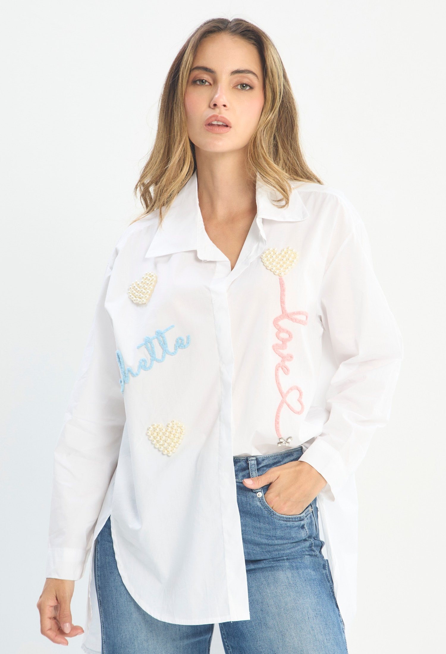 Mujer luciendo blusa blanco BYBLA - Bordado Letras - vista 4