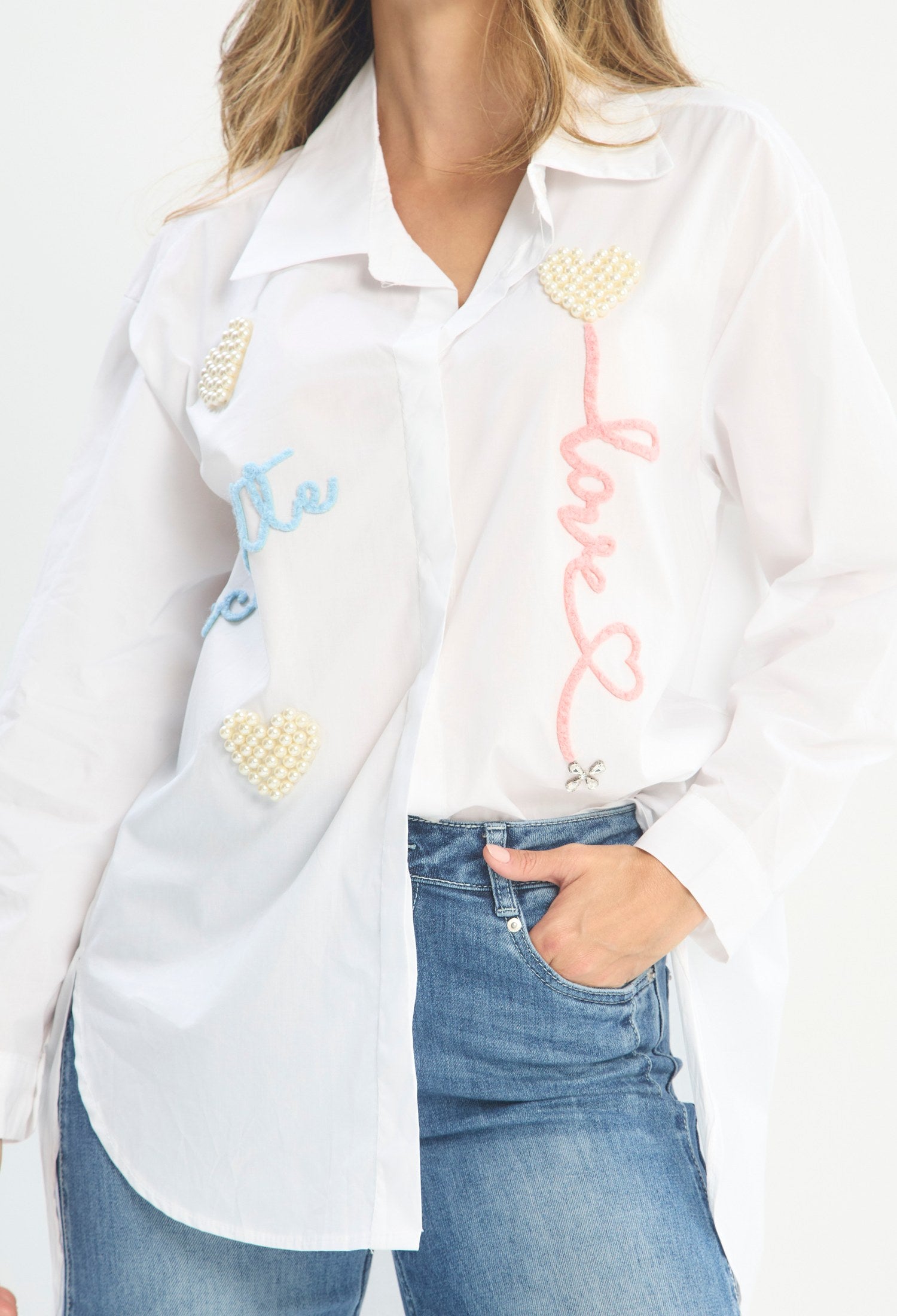 Mujer luciendo blusa blanco BYBLA - Bordado Letras - vista 5