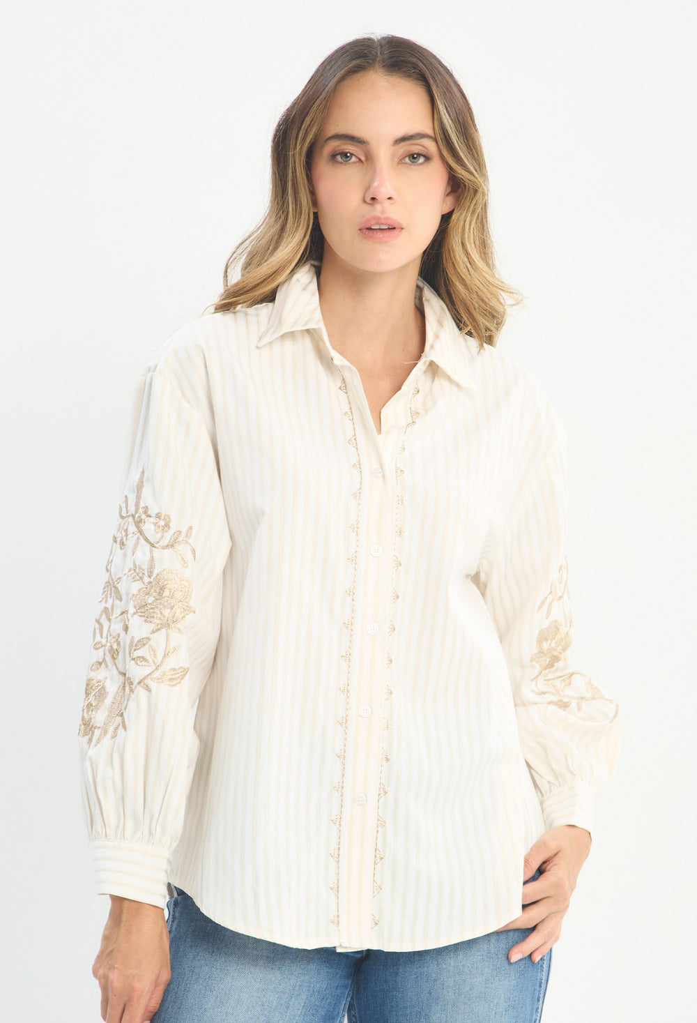 Mujer luciendo blusa beige BYBLA - Bordado Manga