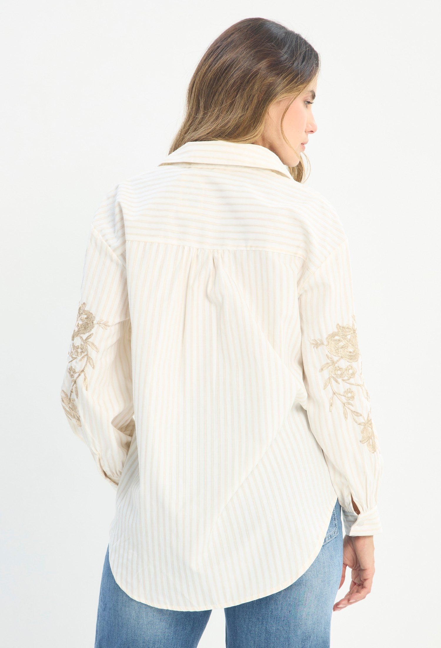 Mujer luciendo blusa beige BYBLA - Bordado Manga - vista 2