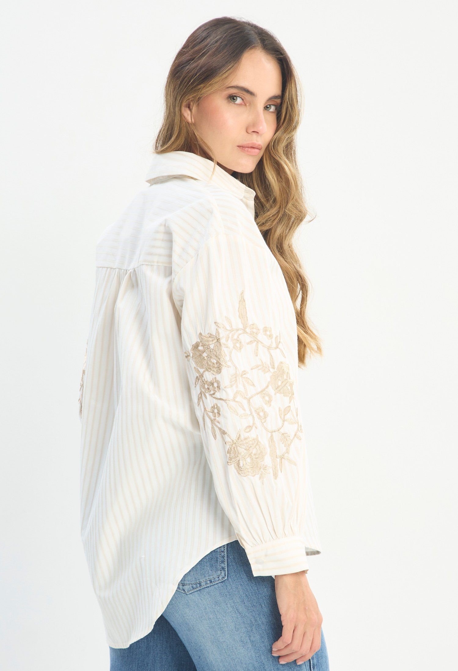 Mujer luciendo blusa beige BYBLA - Bordado Manga - vista 3
