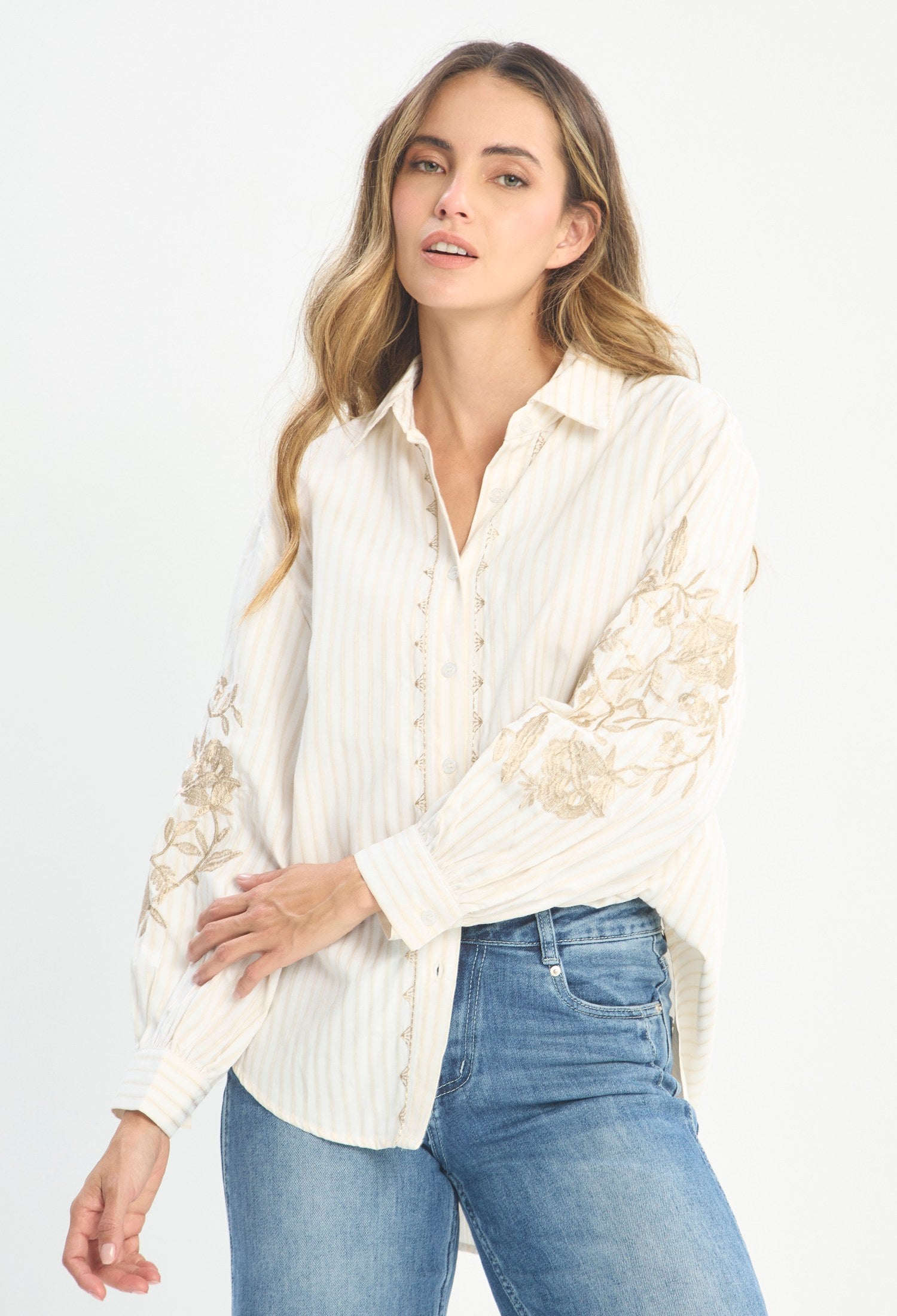 Mujer luciendo blusa beige BYBLA - Bordado Manga - vista 4