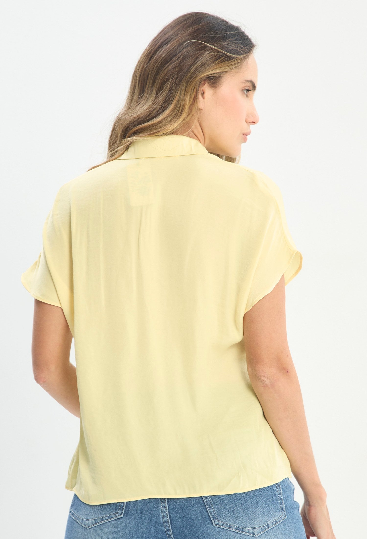Mujer luciendo blusa amarillo BYBLA - Botones Nácar - vista 3