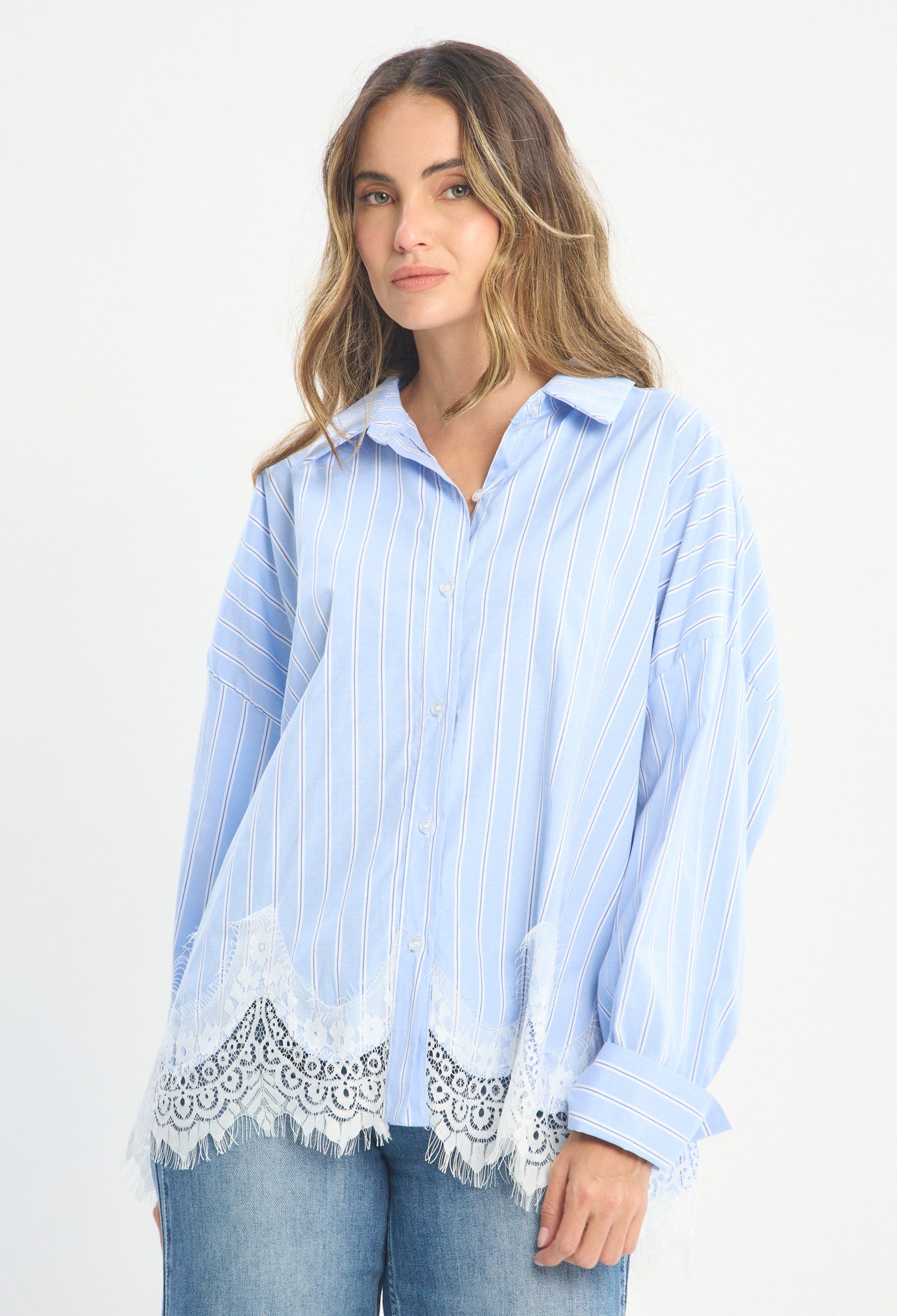 Mujer luciendo blusa azul BYBLA - Encaje Bajo