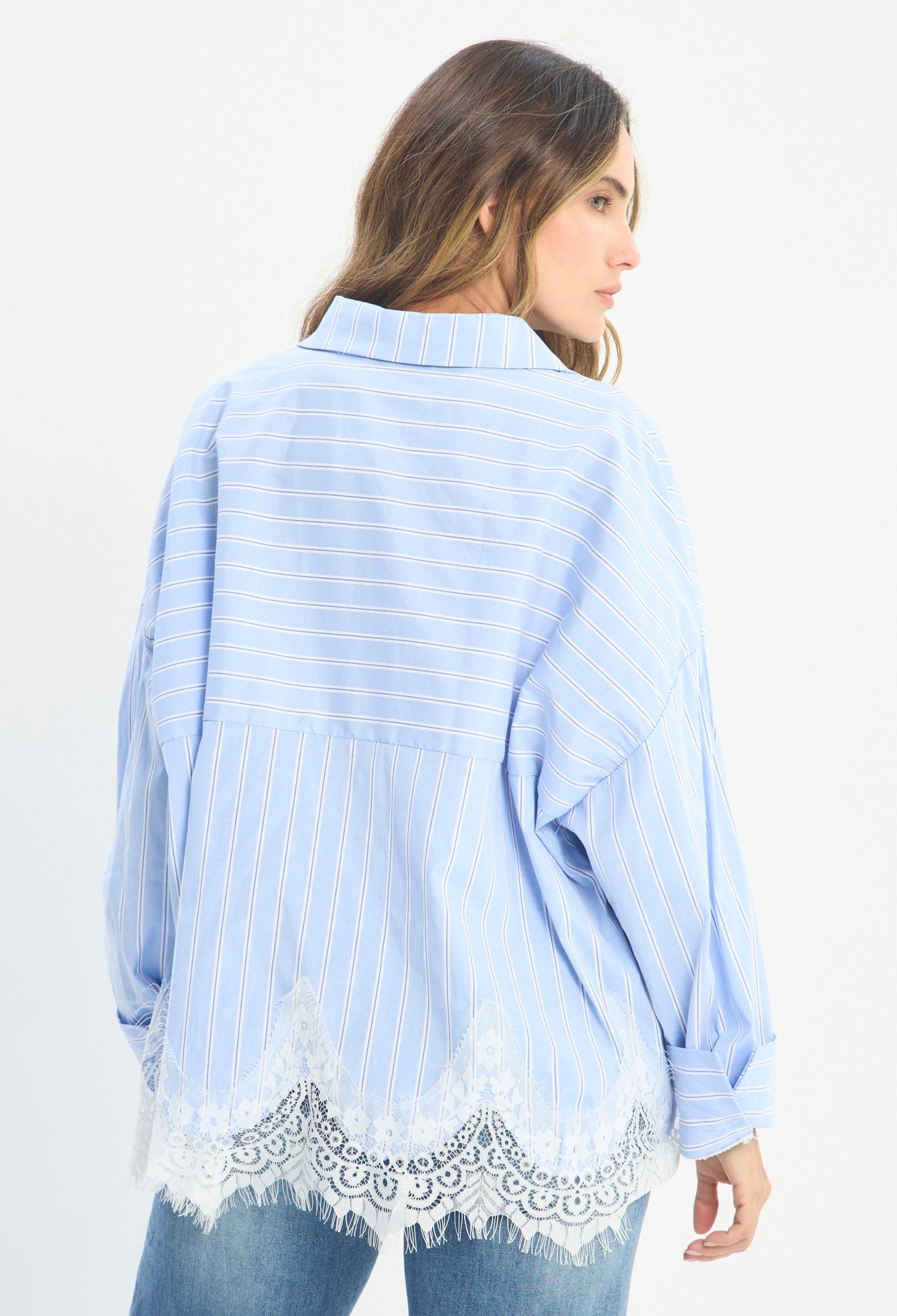 Mujer luciendo blusa azul BYBLA - Encaje Bajo - vista 3