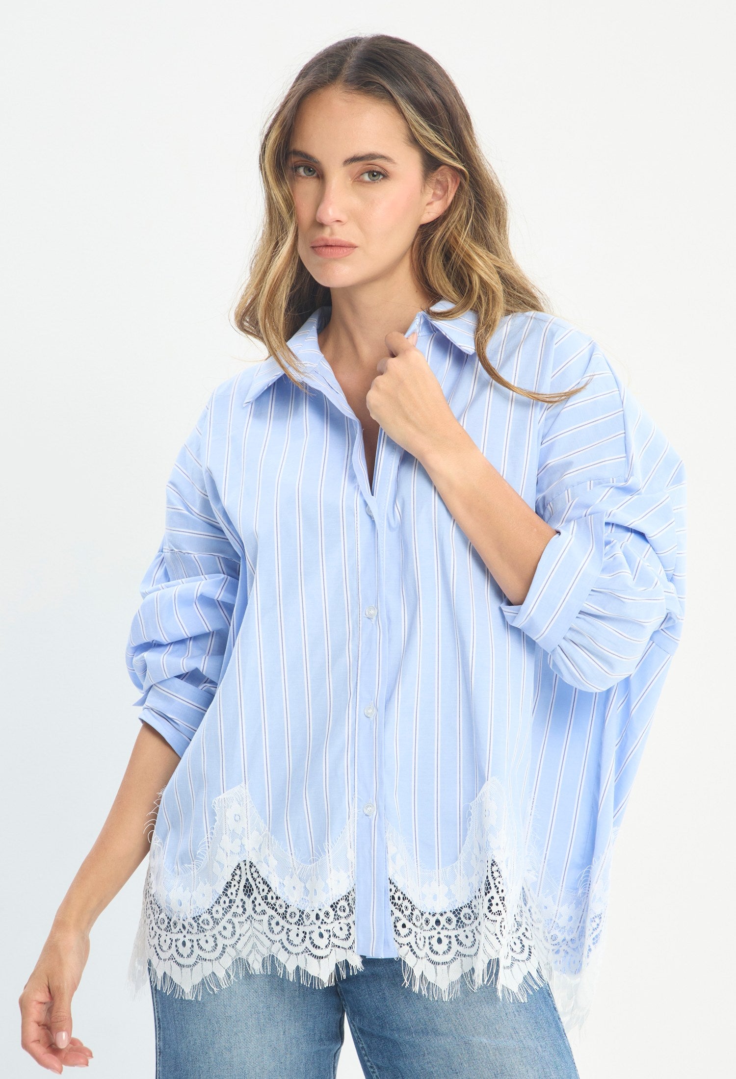 Mujer luciendo blusa azul BYBLA - Encaje Bajo - vista 4