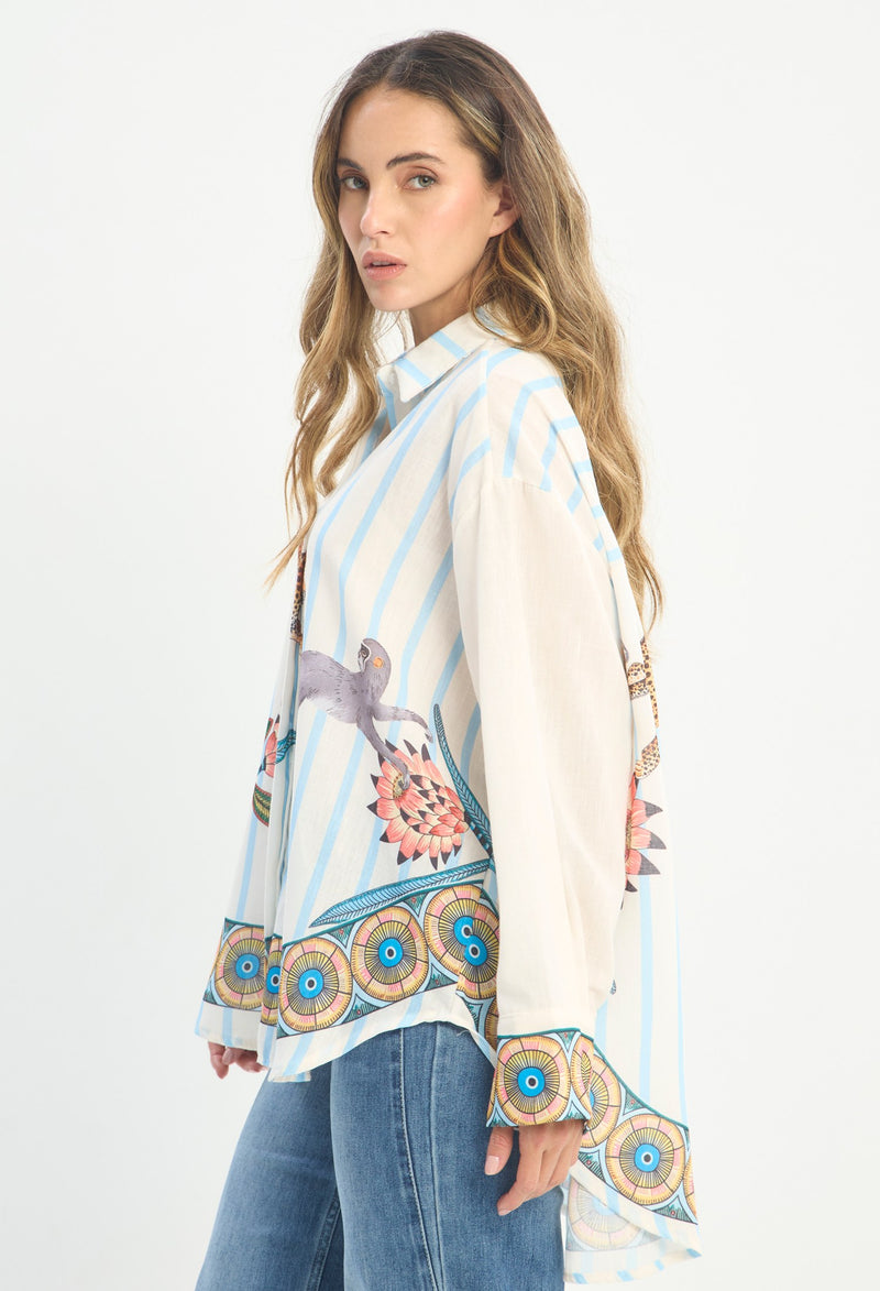 Mujer luciendo blusa azul BYBLA - Estampado Animal - vista 2