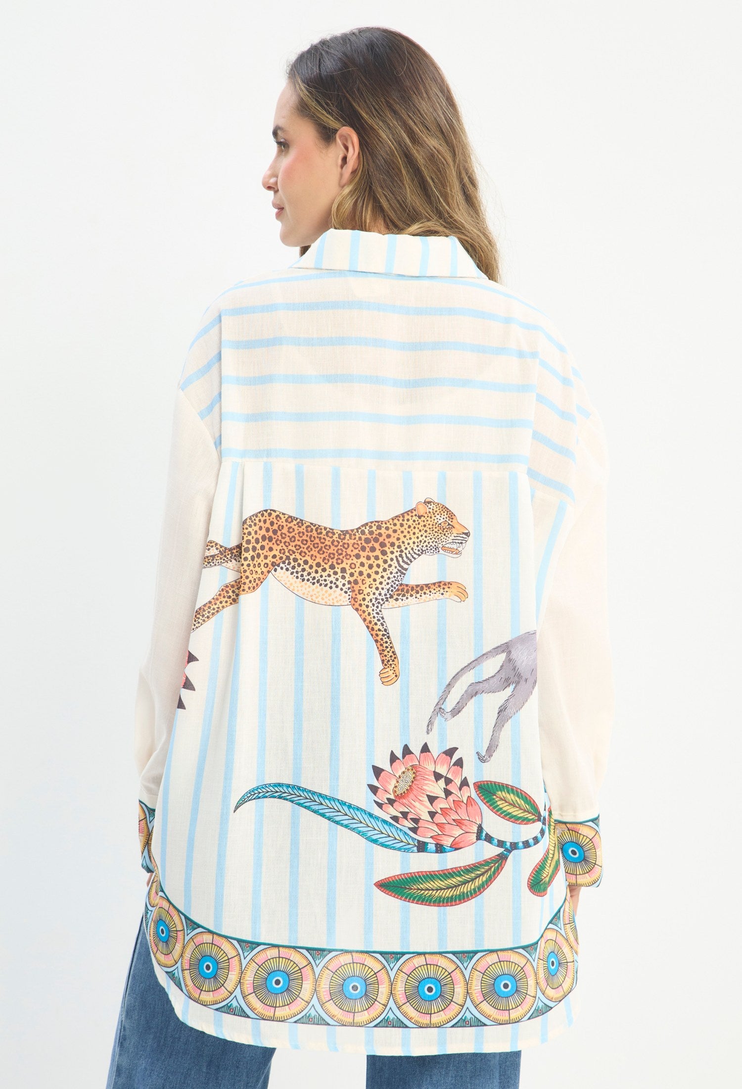 Mujer luciendo blusa azul BYBLA - Estampado Animal - vista 3