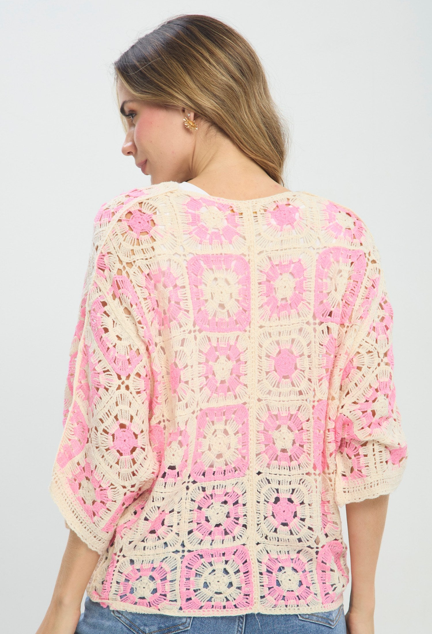 Blusa tipo chaqueta beige en crochet con cuadros rosados y manga corta - vista 3