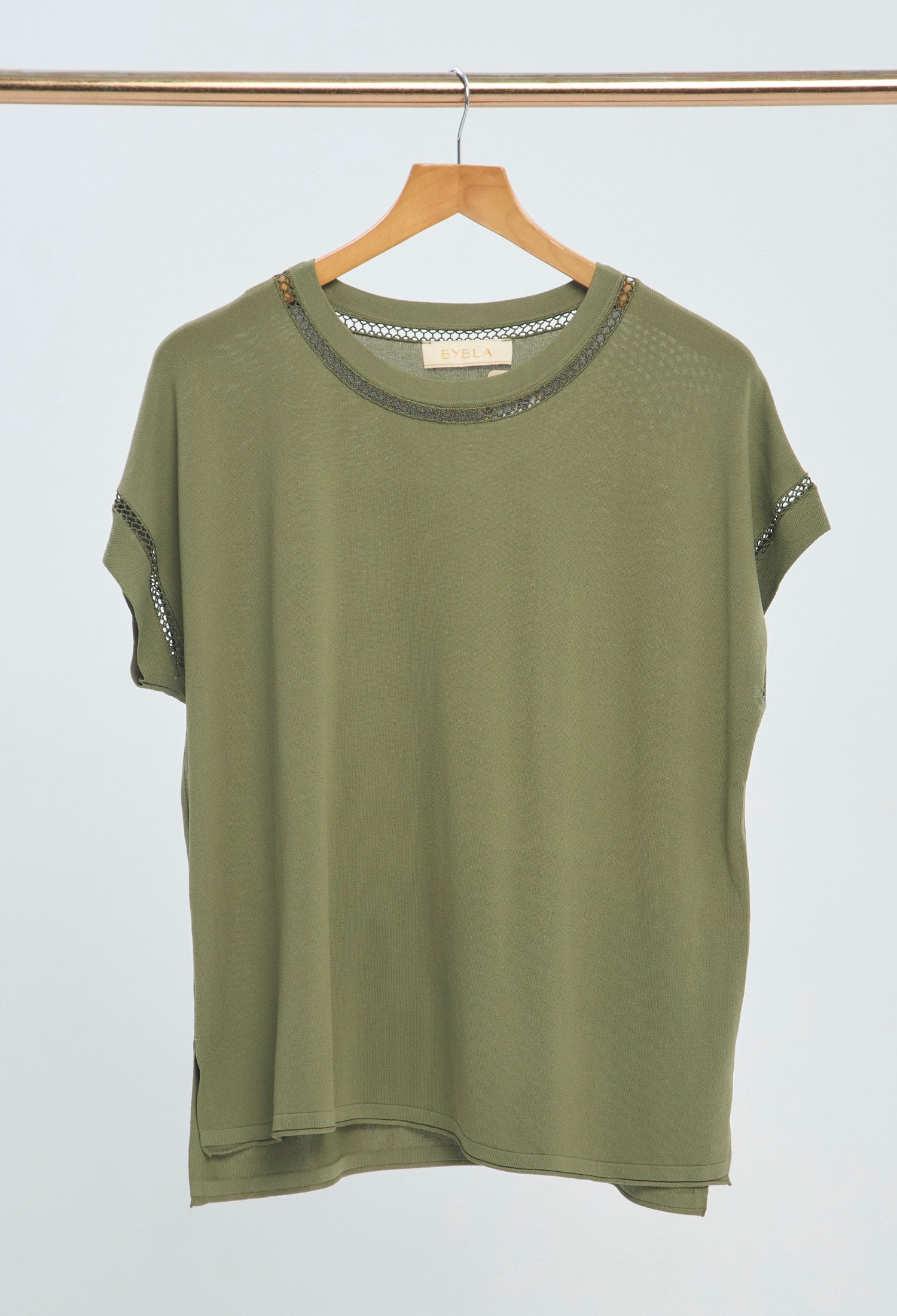 Blusa Crochet Cuello Redondo verde oliva BYBLA