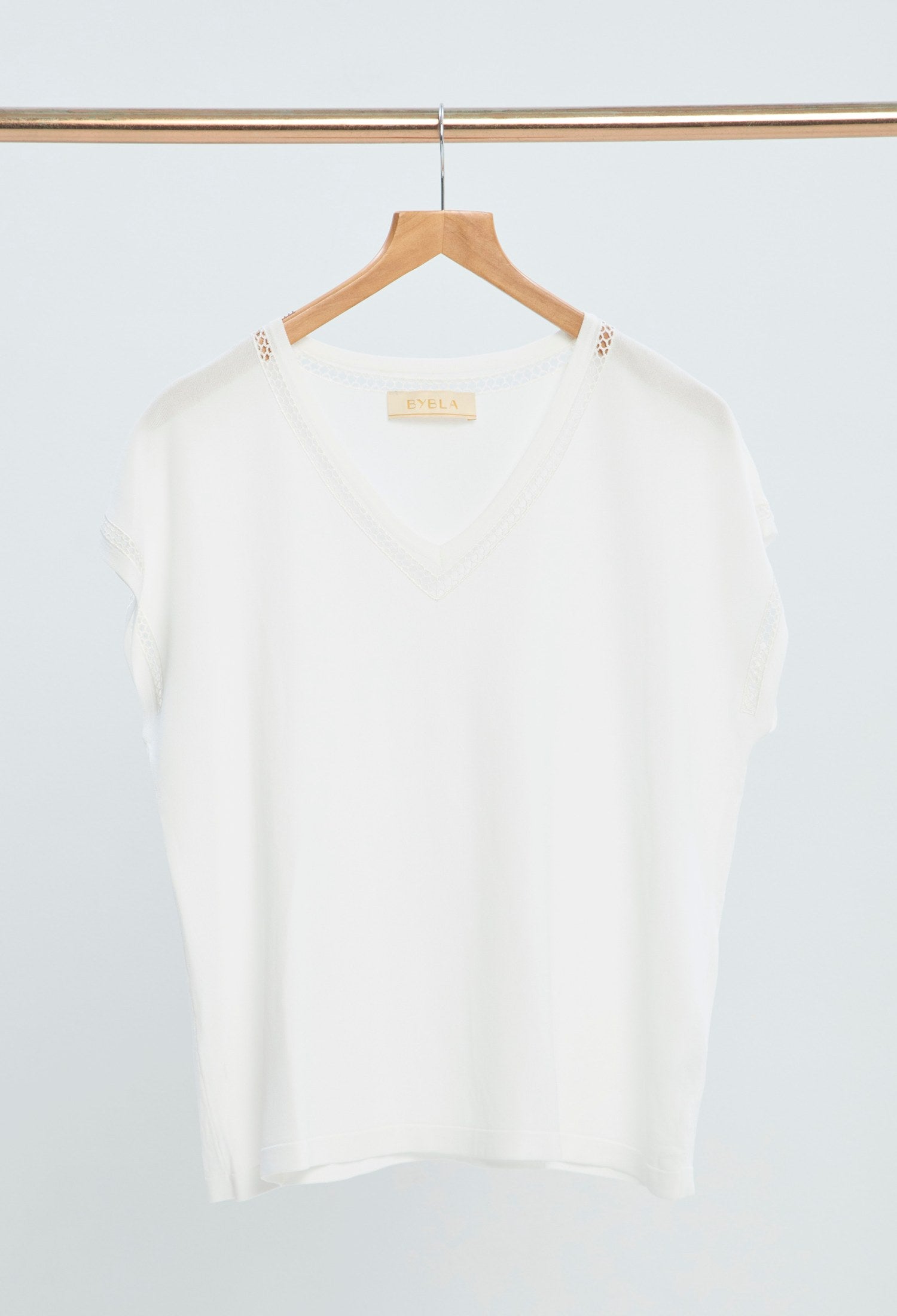Blusa Crochet Cuello V blanco marfil BYBLA