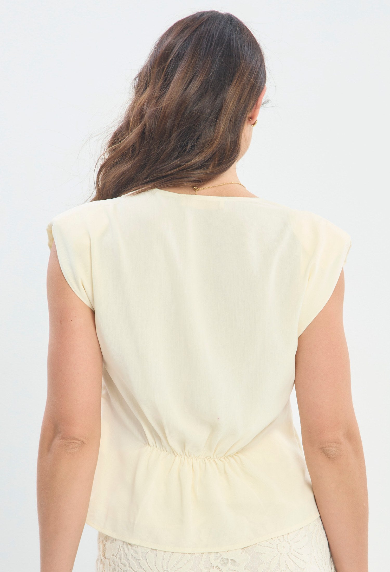 Blusa Cruzada Hombros Estructurados crema marfil sale BYBLA - vista 3