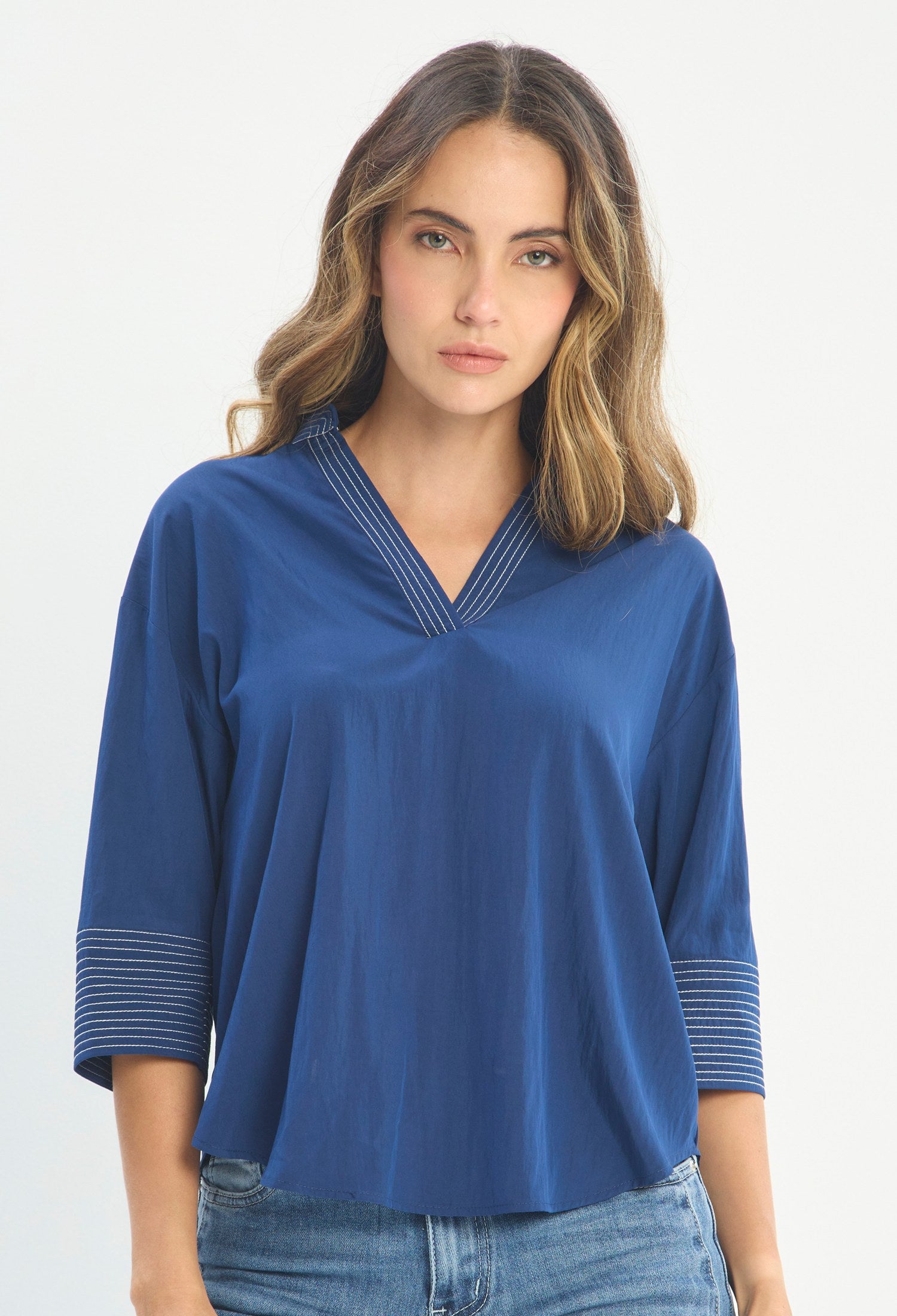 Mujer luciendo blusa azul BYBLA - Cuello Mao Manga 3/4 - vista 4