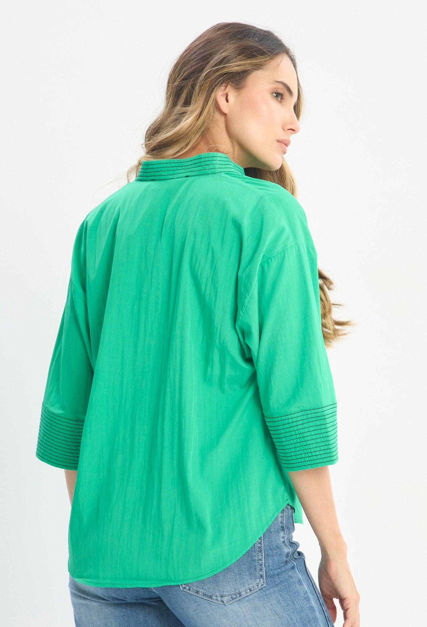 Mujer luciendo blusa verde BYBLA - Cuello Mao Manga 3/4 - vista 3