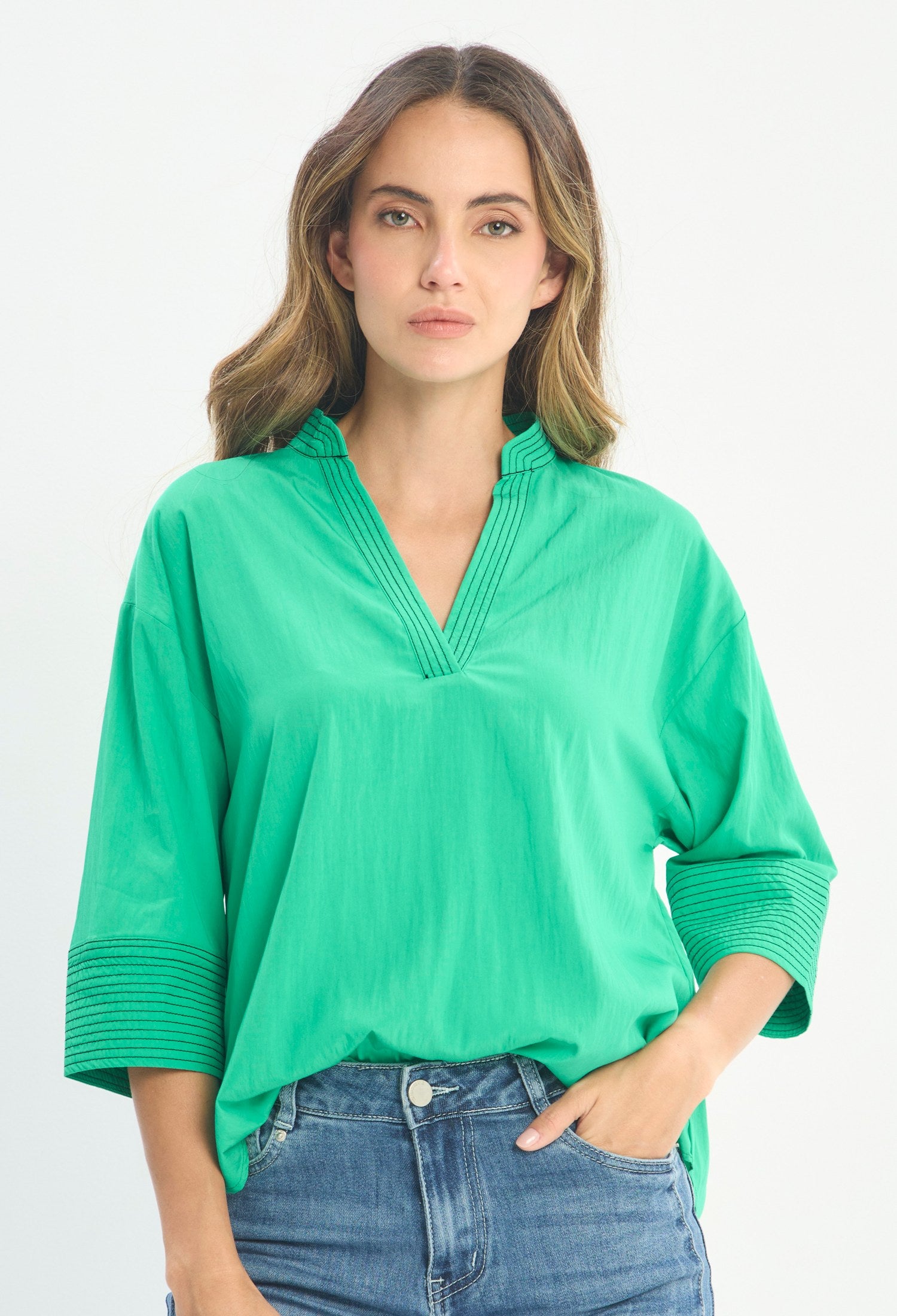 Mujer luciendo blusa verde BYBLA - Cuello Mao Manga 3/4 - vista 4