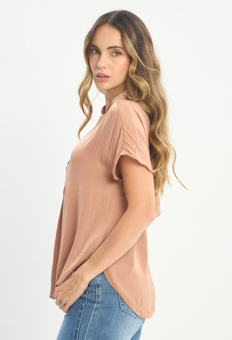 Mujer luciendo blusa marrón BYBLA - Cuello Mao Manga Corta - vista 2