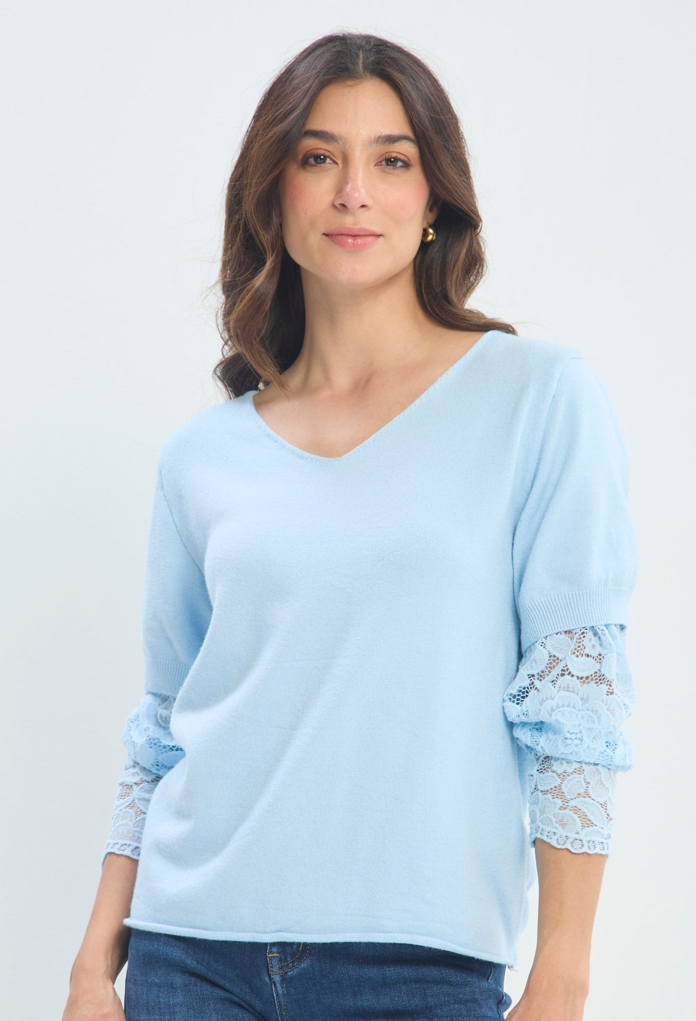 Blusa Cuello V Puños De Encaje azul celeste sale BYBLA