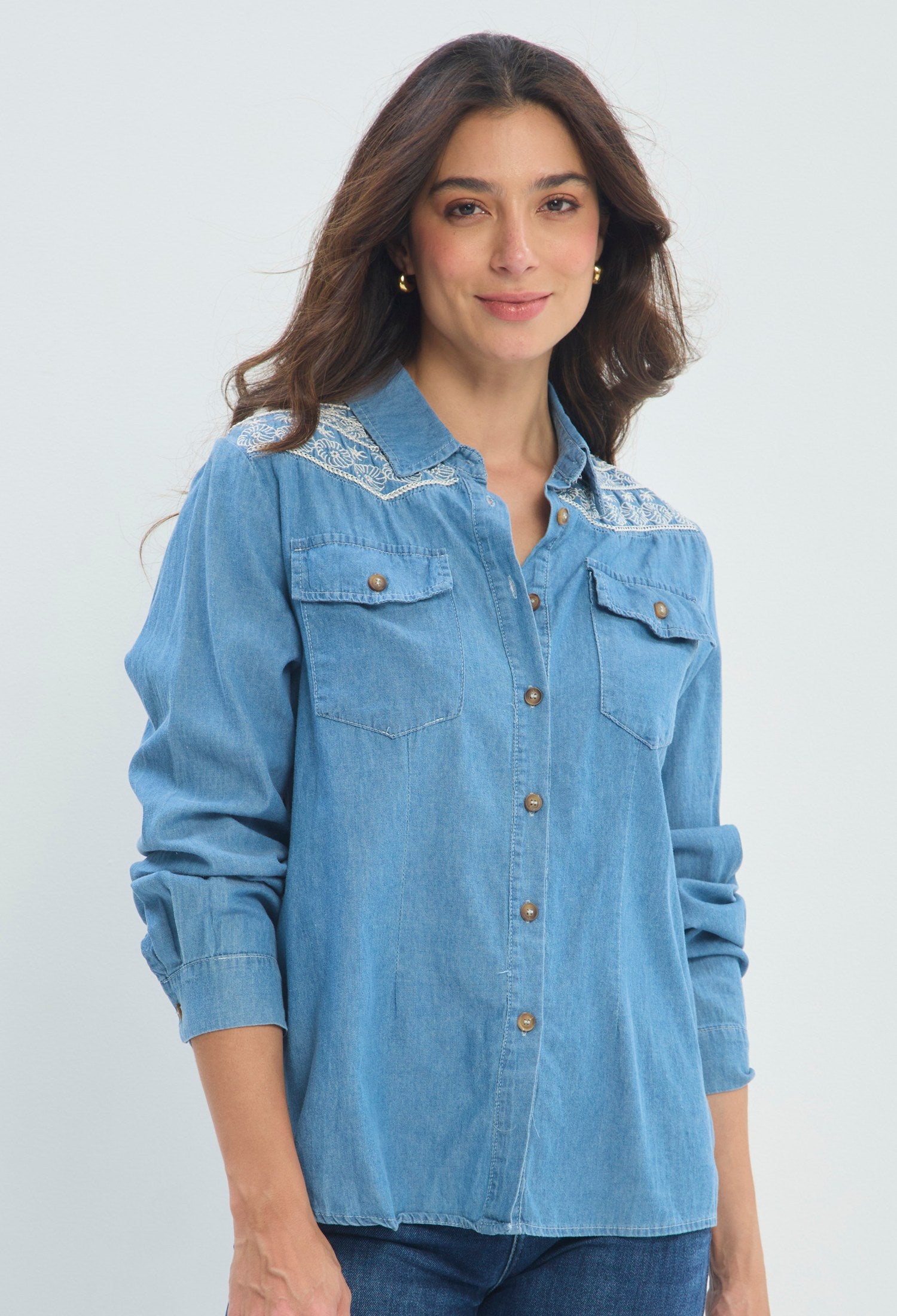 Blusa Denim Bordado Floral azul denim sale BYBLA