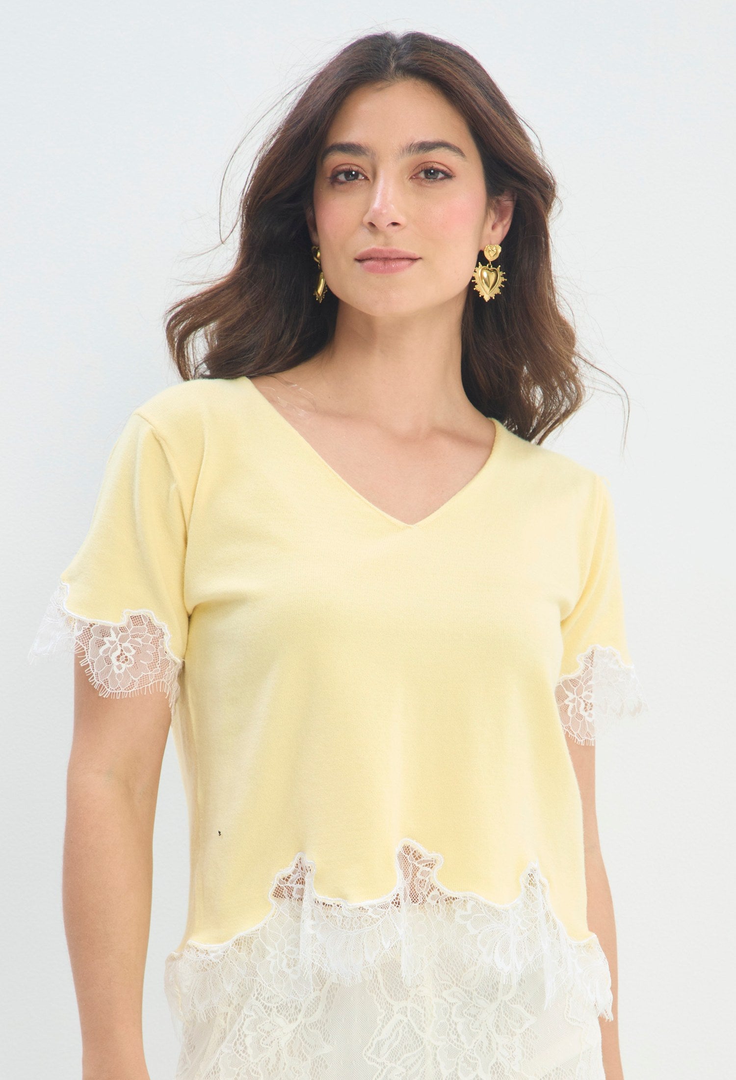 Blusa Escote V con Encaje amarillo mantequilla sale BYBLA