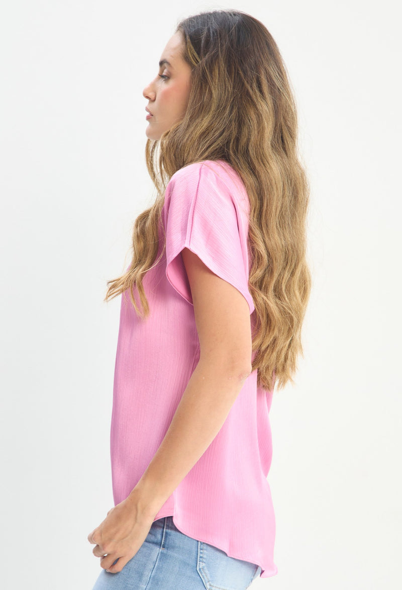 Mujer luciendo blusa rosa BYBLA - Escote V Manga Corta - vista 2
