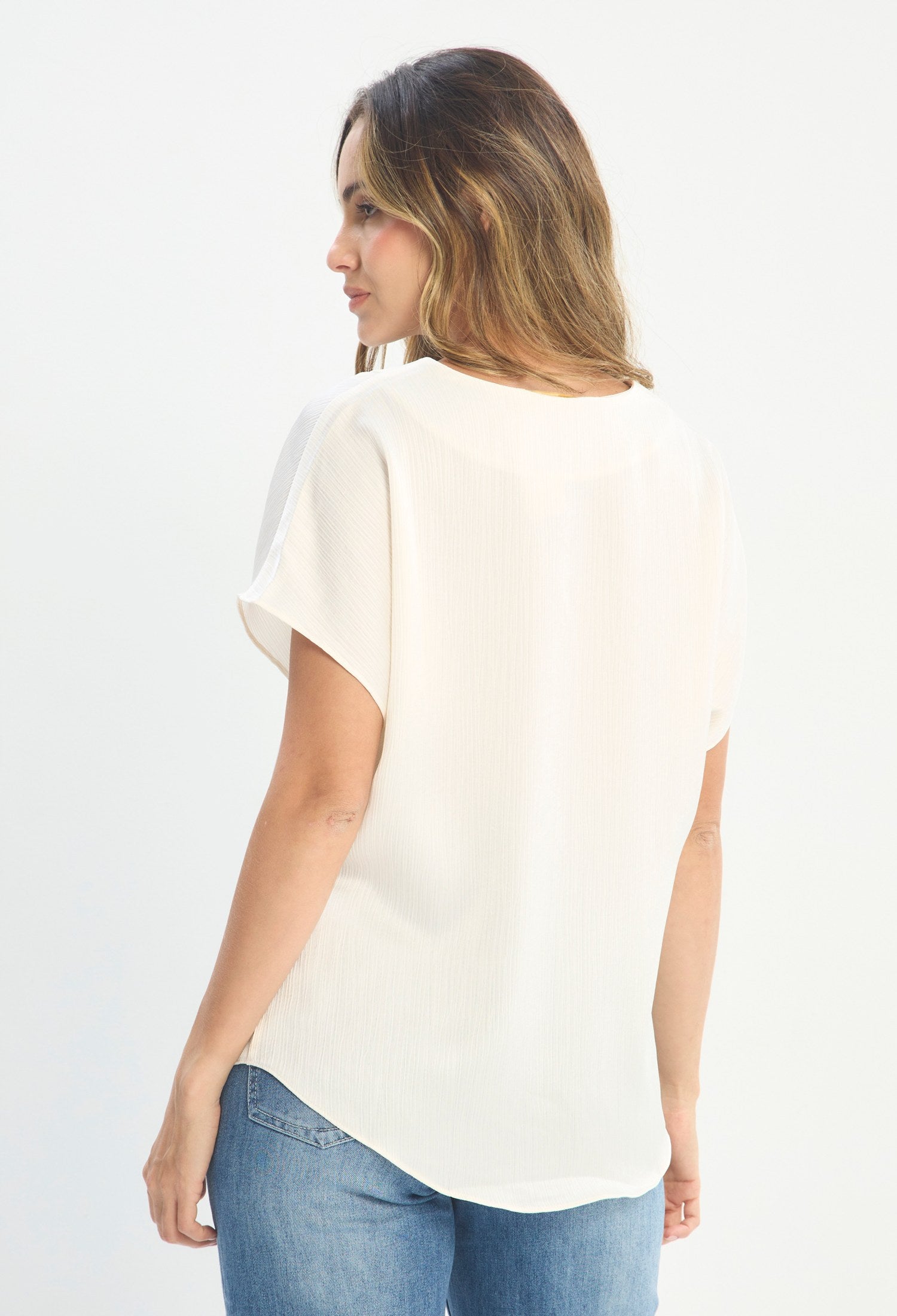 Mujer luciendo blusa beige BYBLA - Escote V Satín - vista 3