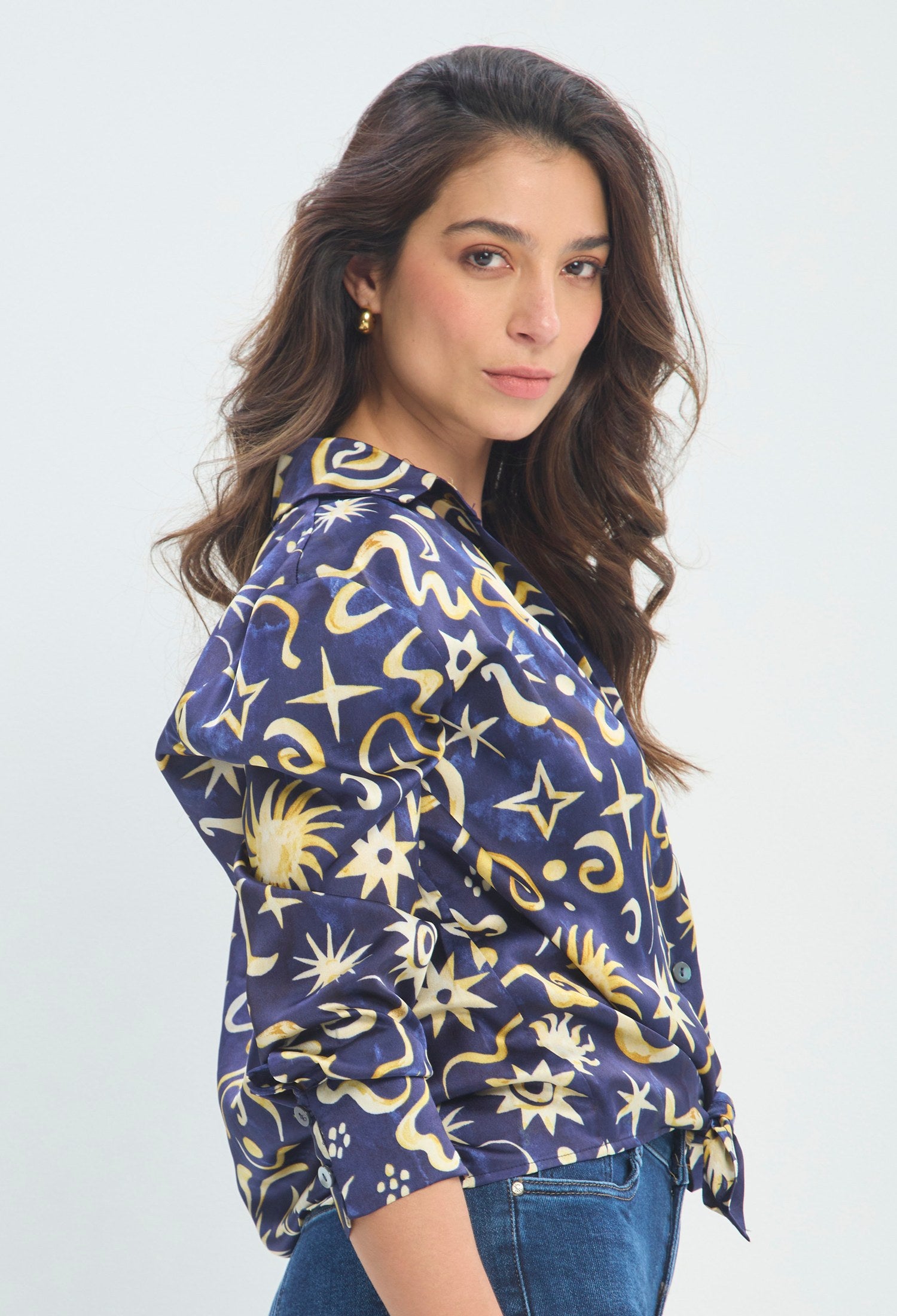Blusa Estampada Astros Dorados azul marino sale BYBLA - vista 2