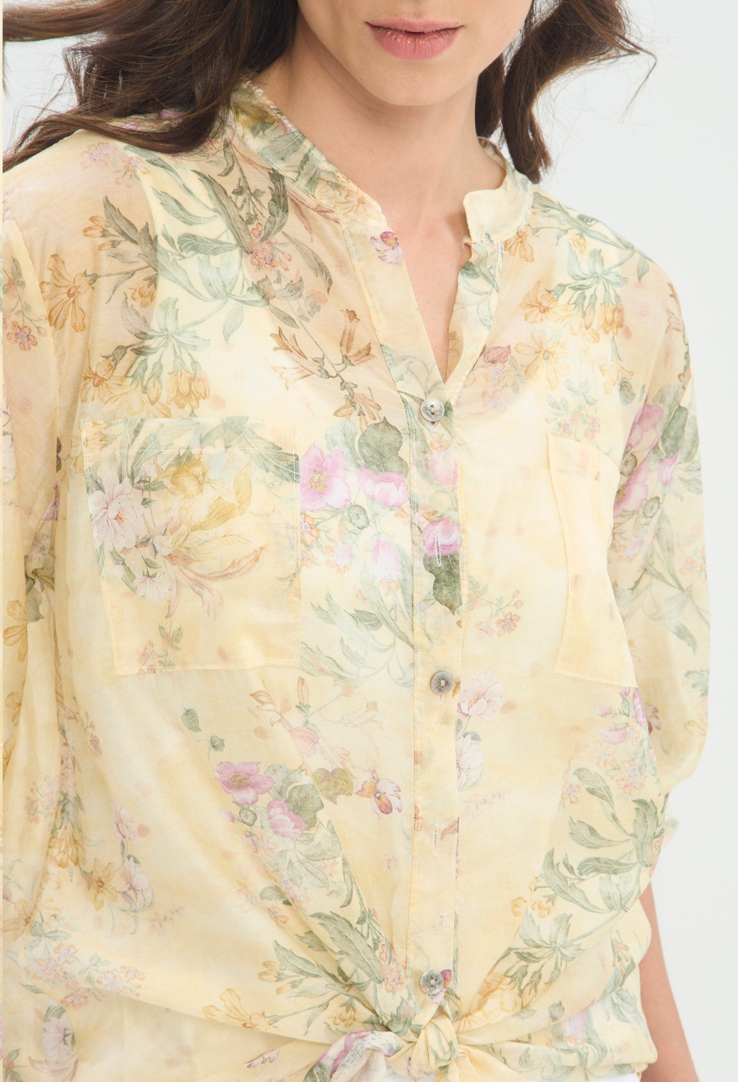 Blusa Floral Camisera Anudada beige floral BYBLA - vista 4