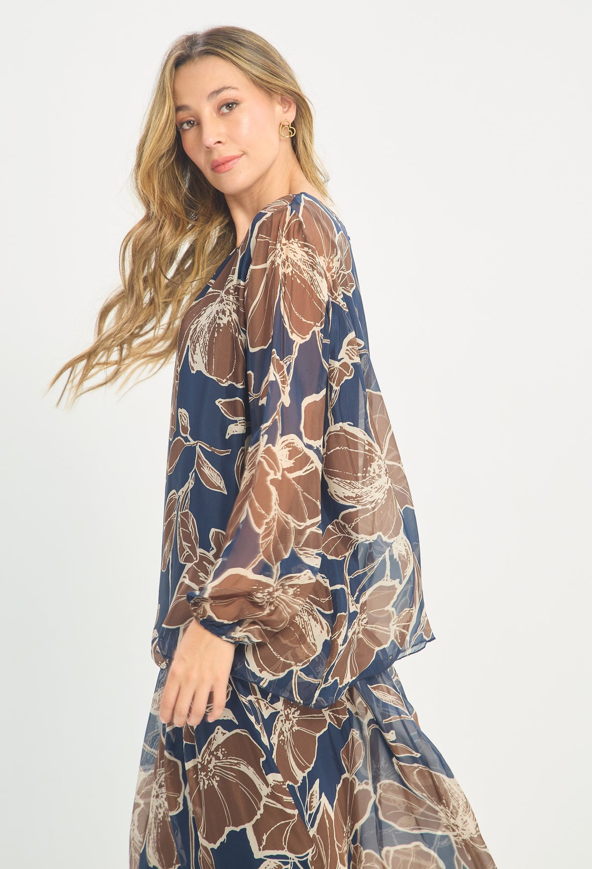 Blusa Seda Estampado Flores Azul y Café BYBLA - vista 2