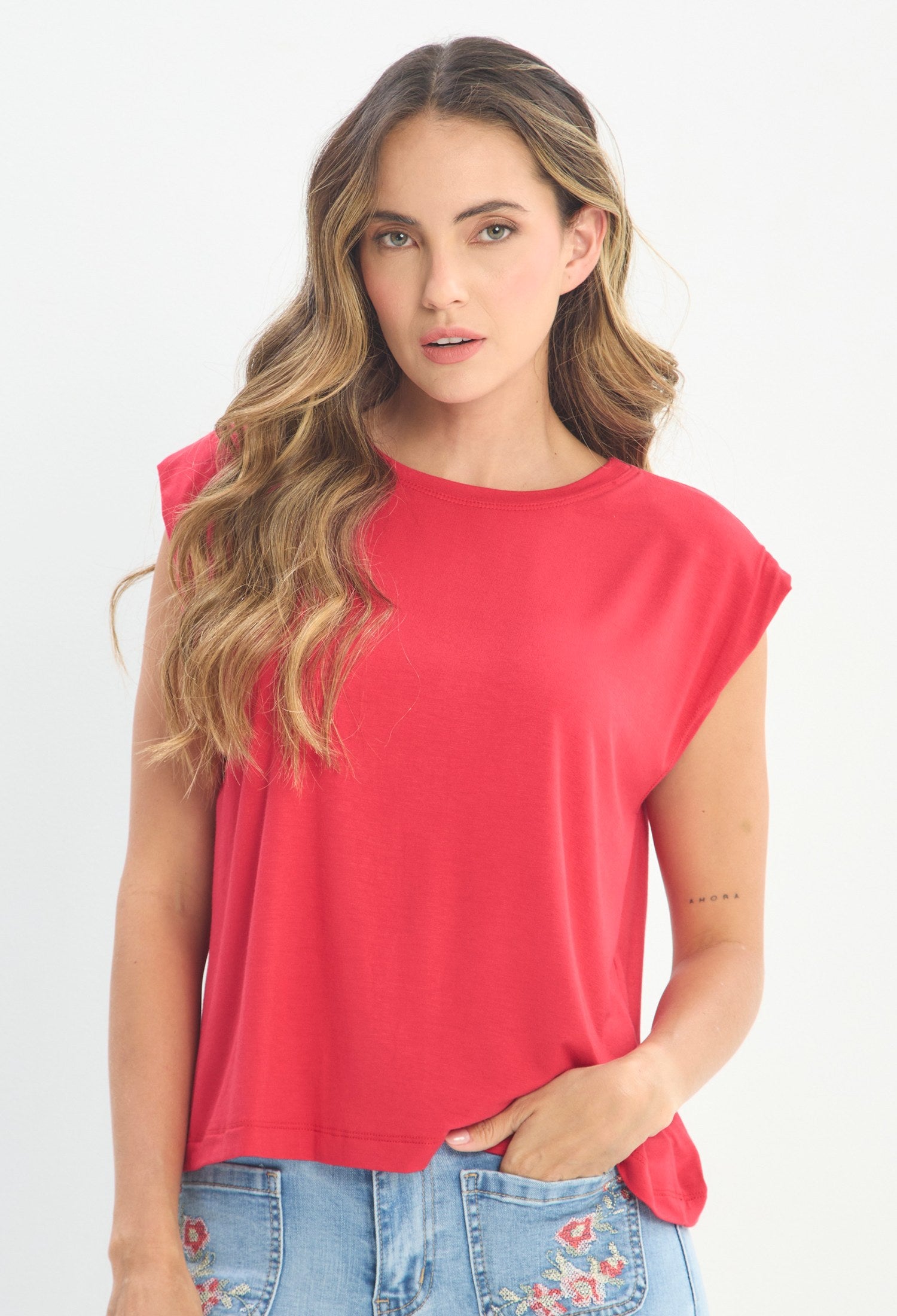Mujer luciendo blusa rojo BYBLA - Hombrera Manga Corta