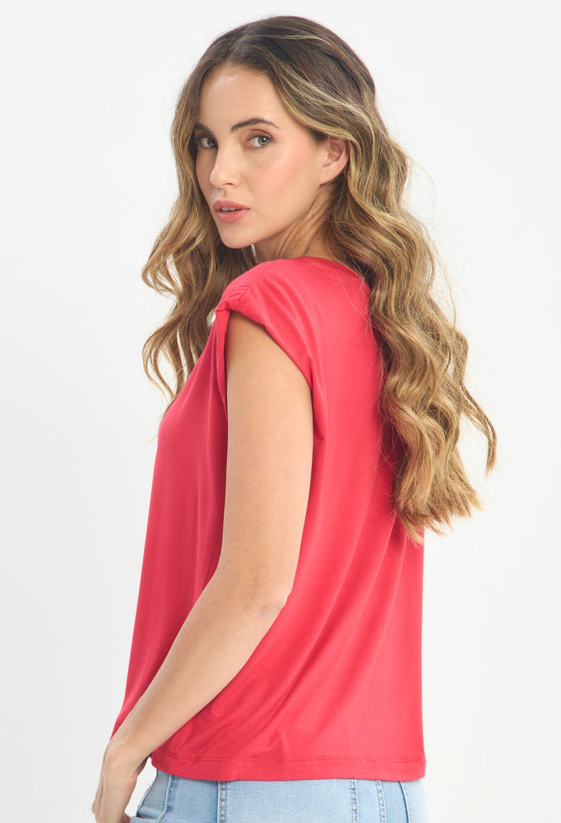 Mujer luciendo blusa rojo BYBLA - Hombrera Manga Corta - vista 2