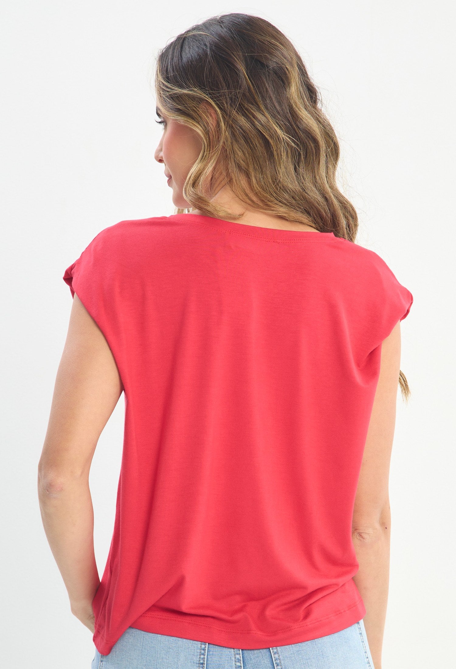 Mujer luciendo blusa rojo BYBLA - Hombrera Manga Corta - vista 3