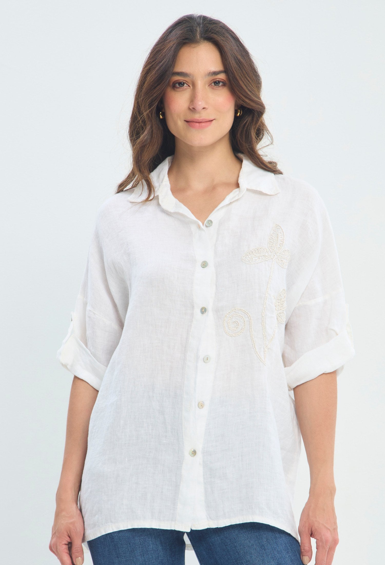 Blusa Lino Bordado Floral crudo BYBLA