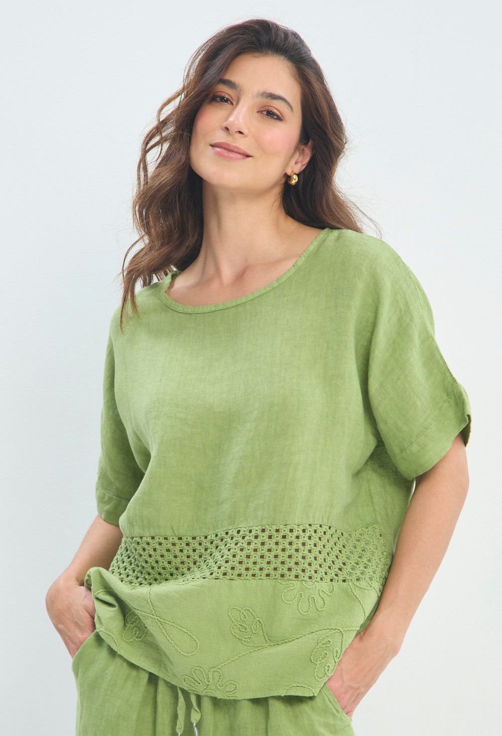 Blusa Lino Crochet Bordada verde oliva BYBLA