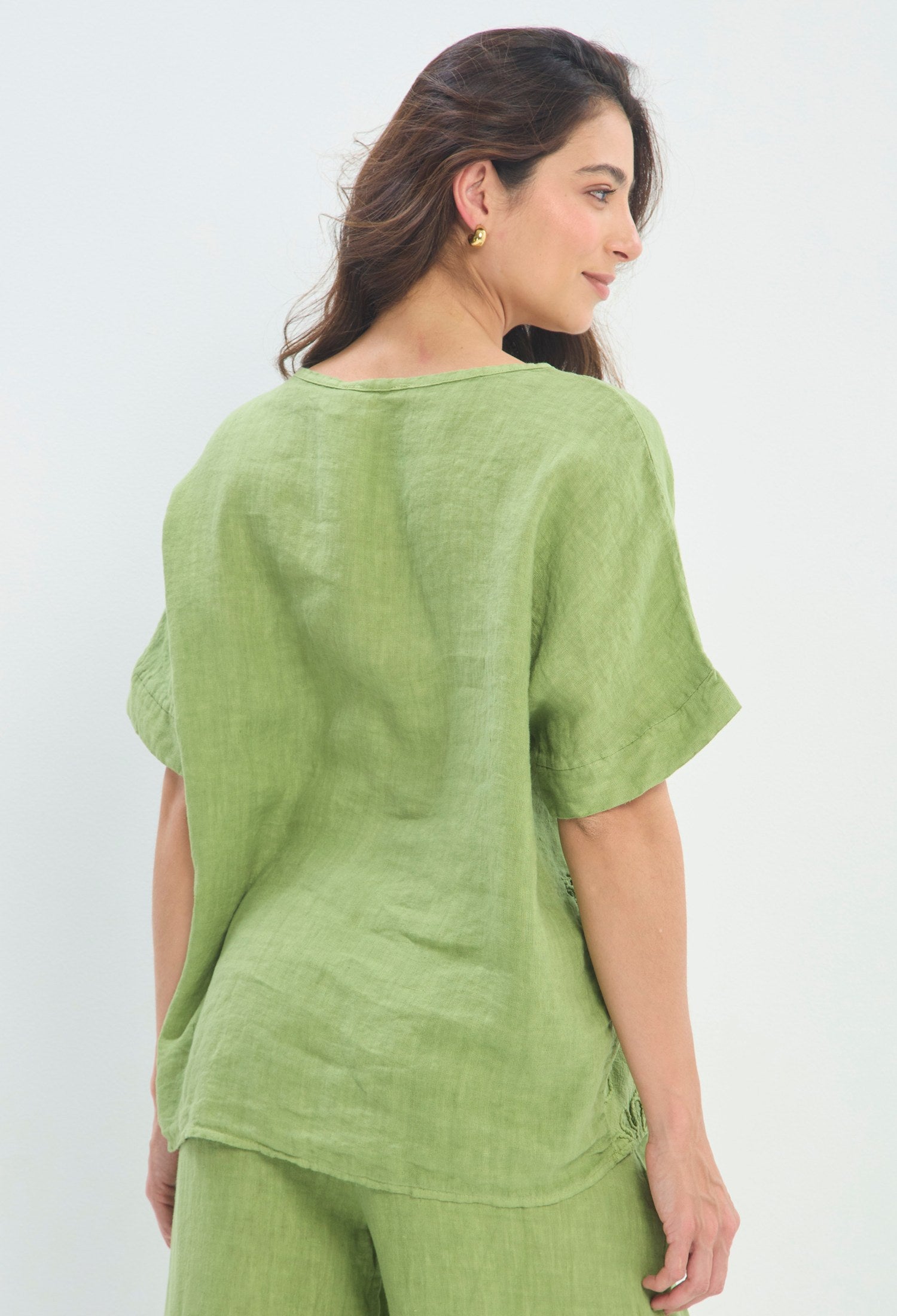 Blusa Lino Crochet Bordada verde oliva BYBLA - vista 3
