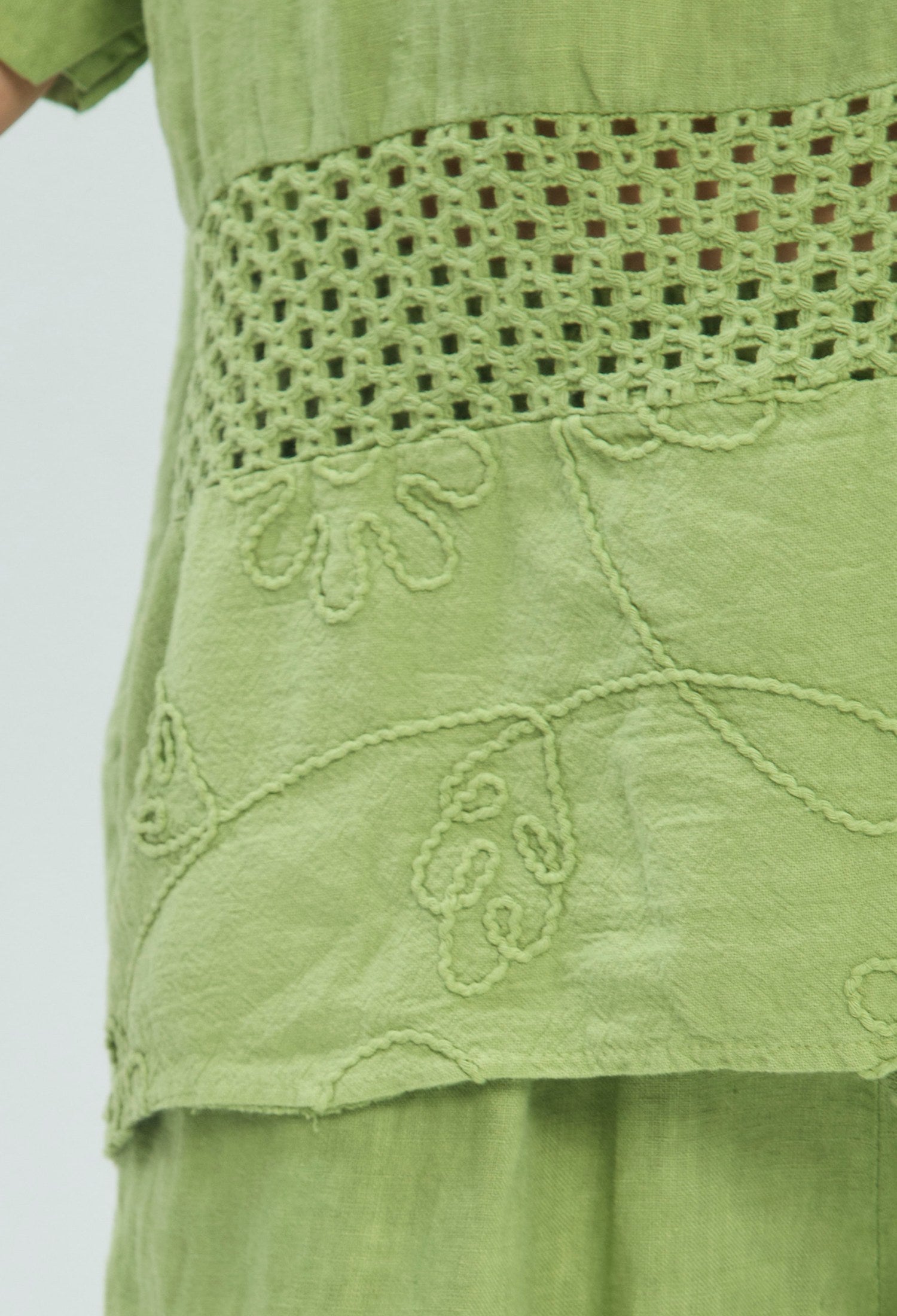 Blusa Lino Crochet Bordada verde oliva BYBLA - vista 4