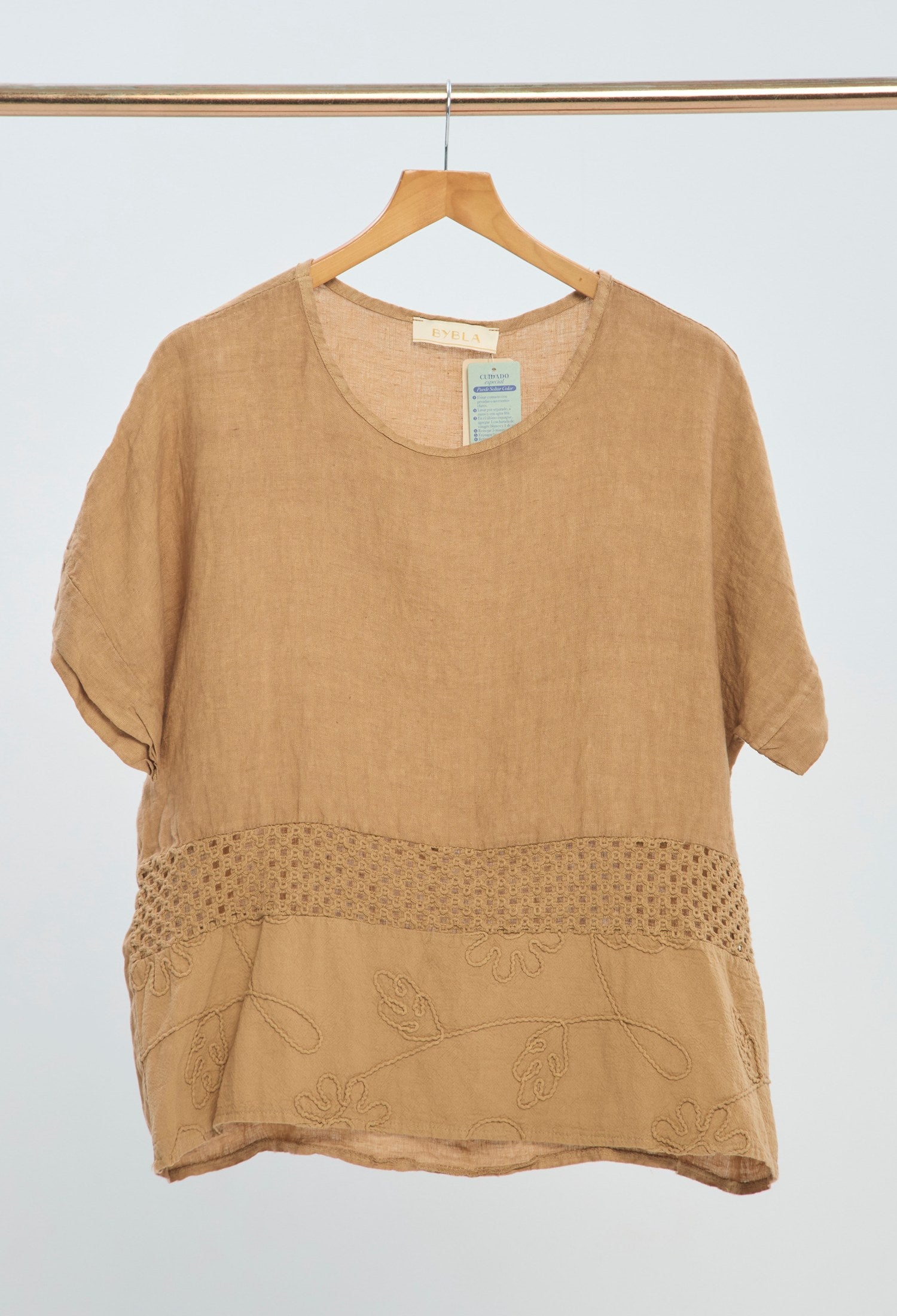 Blusa Lino Crochet Bordada beige arena BYBLA