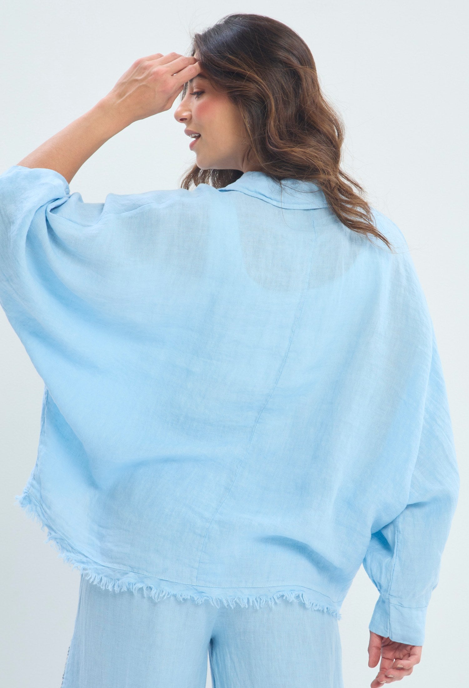 Blusa Lino Oversize Ruedo Deshilado azul cielo BYBLA - vista 3
