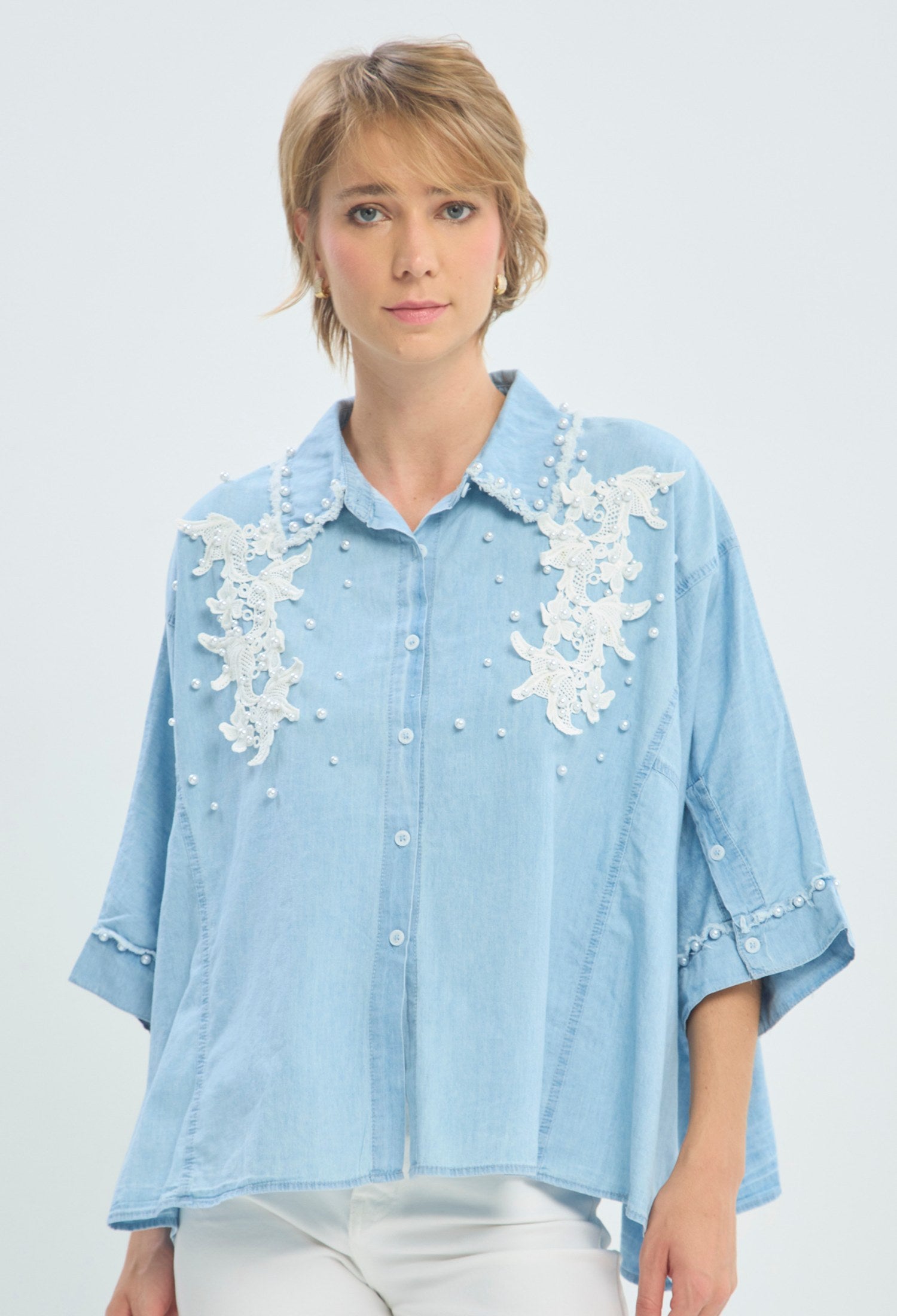 Blusa azul clara manga 3/4 con encaje y perlas BYBLA