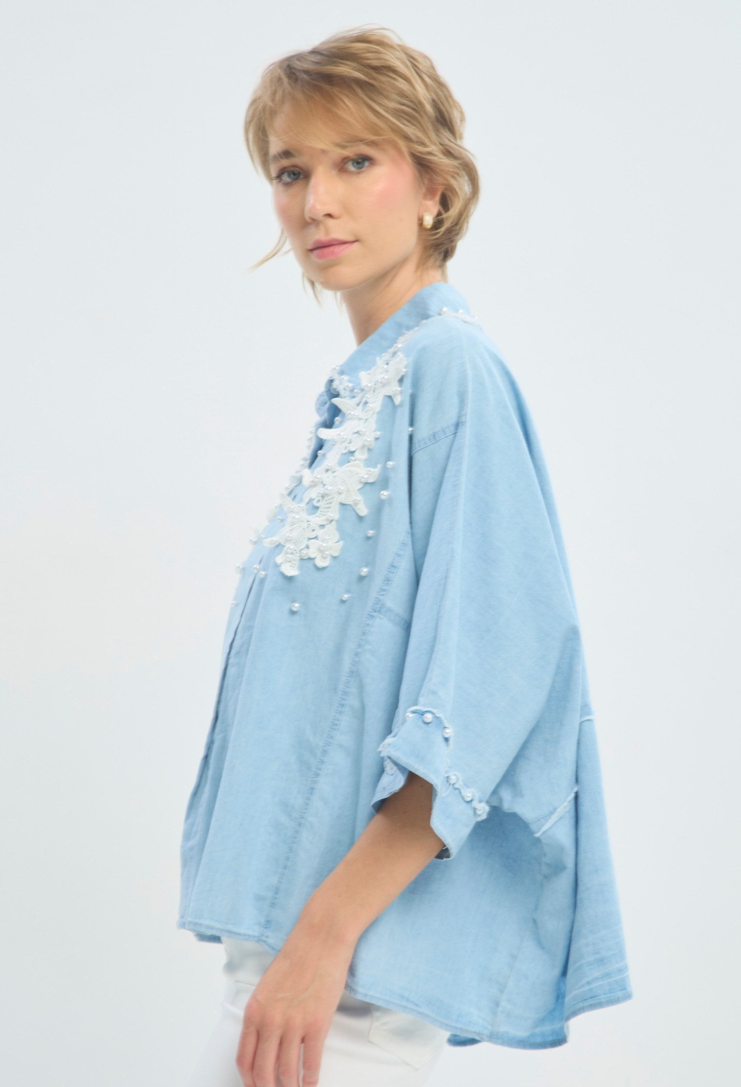 Blusa azul clara manga 3/4 con encaje y perlas BYBLA - vista 2